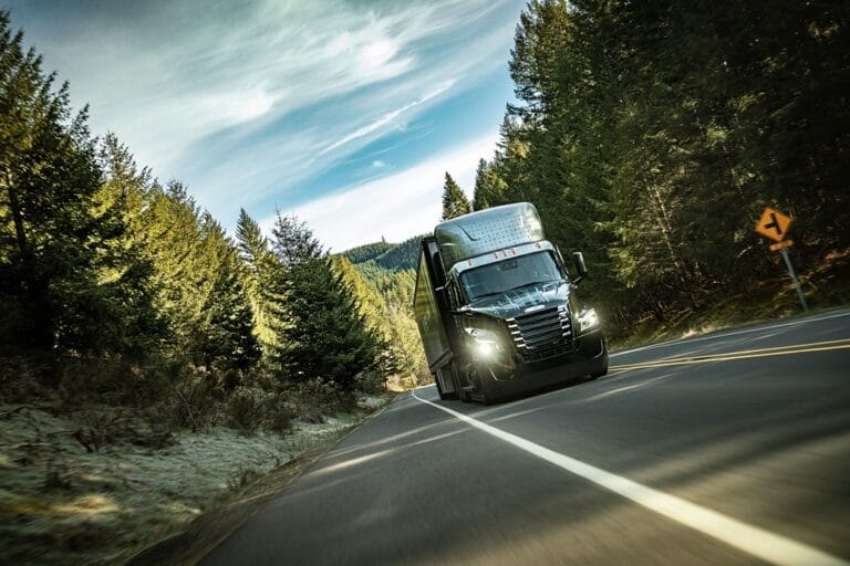 Über eine Millionen Testmeilen: Daimler Truck bringt elektrischen Freightliner Cascadia in Nordamerika in SerieDaimler Truck’s million-mile tested all-electric Freightliner eCascadia enters series production in North America