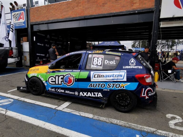 AutoStok-Sandero-en-pista-[1]