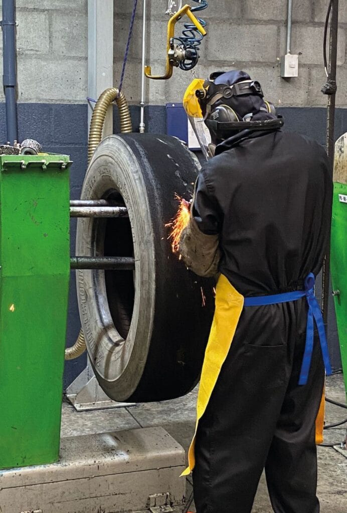 Descubre las cuatro formas en las que el reencauche de Bandag impulsa la rentabilidad, sostenibilidad y eficiencia de los transportadores colombianos. Ahorra costos, reduce emisiones y maximiza el rendimiento de tus llantas. V12MAGAZINE