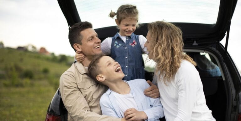 Familia-en-carro-baj[1]