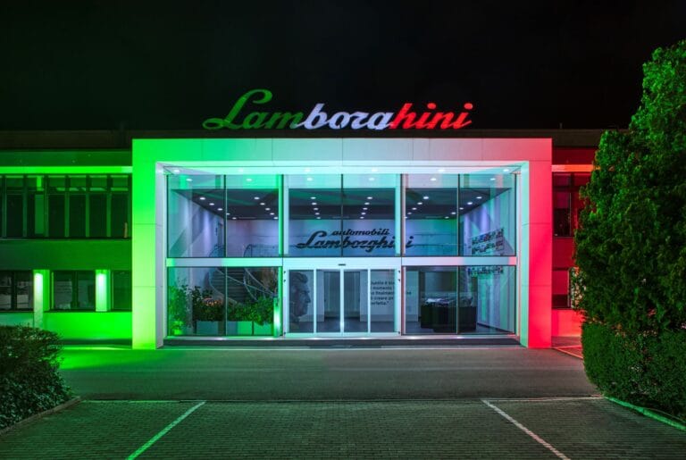 Lamborghino-60-anos-fachada-3[1]