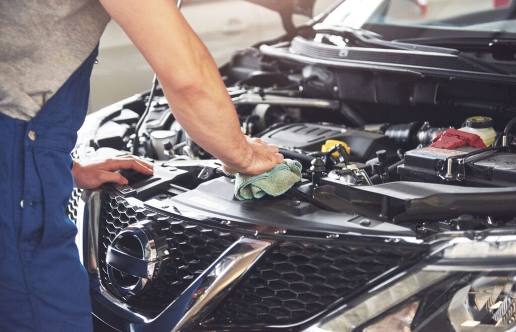 Llevar el carro al taller es más caro en Colombia: mantenimiento subió 10,34 % V12MAGAZINE Los talleres en Colombia son cada vez más costosos. En julio de 2026, los servicios de mantenimiento y reparación de vehículos subieron 10,34% frente al mismo mes de 2025. V12MAGAZINE