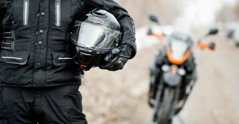 men-riding-motorcycle-winter-day-corta[1]