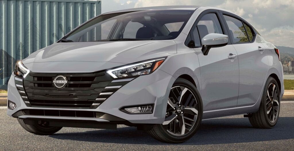 NISSAN VERSA: PODER, PROTECCIÓN Y CONECTIVIDAD TODA UNA POWER WORD V12MAGAZINE Nissan Versa demuestra que la seguridad ya no es privilegio: un sedán asequible, completo y galardonado en Colombia, combina precio, tecnología y protección líder en su segmento. V12MAGAZINE