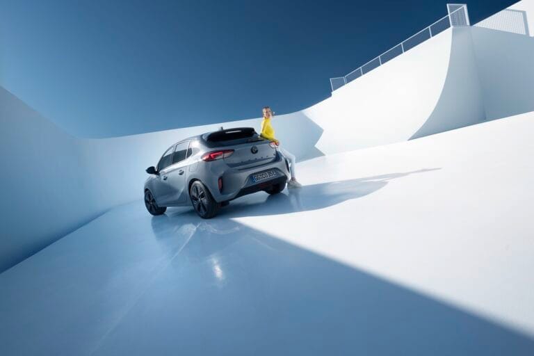 opel-corsa-2023-atras[1]