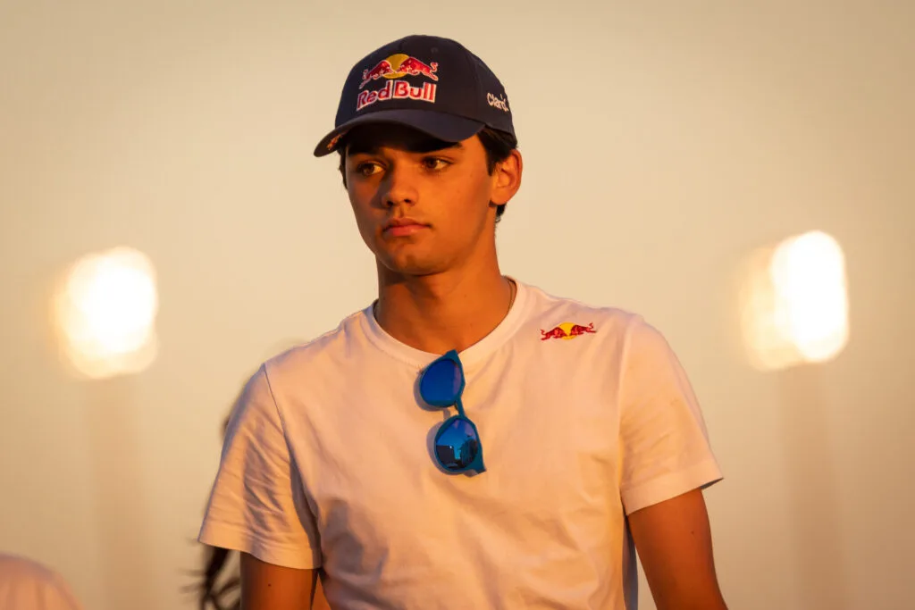 SEBASTIÁN MONTOYA: PILOTO DEL AÑO FCAD 2024 V12MAGAZINE La Federación Colombiana de Automovilismo Deportivo (FCAD) reconoció a Sebastián Montoya como Piloto del Año 2024 y a Jerónimo Berrío y Pedro Juan Moreno como Pilotos Promesa del Año por su destacada participación en competencias internacionales. V12MAGAZINE