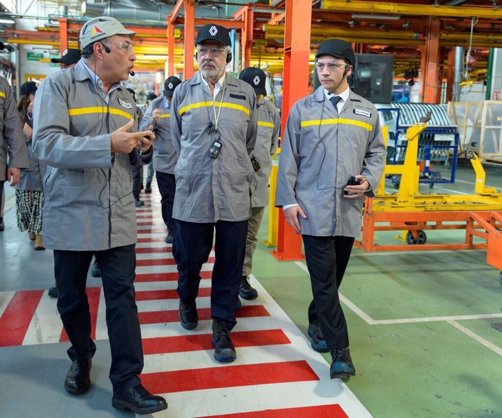 Renault invertiría US$150 millones en Colombia para fabricar un nuevo carro: esto se sabe del proyecto V12MAGAZINE La industria automotriz colombiana podría entrar en una nueva etapa con la posible fabricación de un nuevo carro Renault en Colombia. La compañía y el Ministerio de Comercio, Industria y Turismo firmaron un pacto de intención para avanzar en un proyecto industrial que contempla una inversión potencial de US$150 millones en la planta de Envigado, Antioquia. V12MAGAZINE