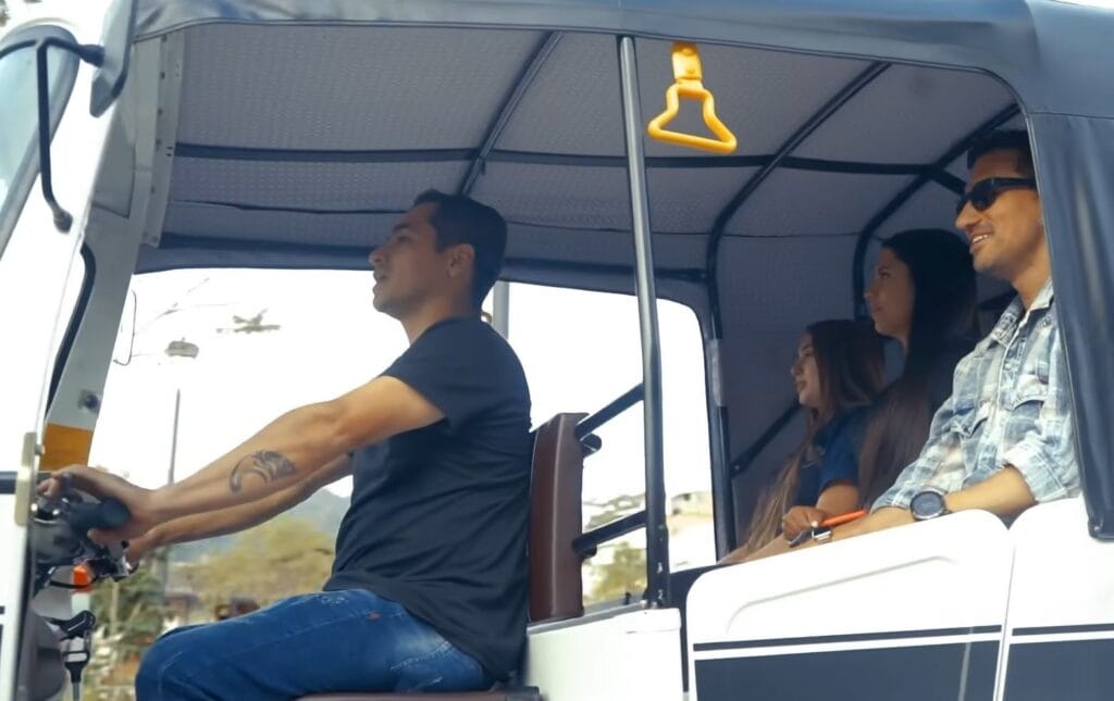 TUK TUK ¿POR QUÉ RESULTA SER UNA INVERSIÓN RENTABLE PARA LA MOVILIDAD? V12MAGAZINE Los motocarros han tenido un crecimiento del 53% al cierre del año 2022 con respecto al año 2021. Se estima que cerca de 9.000 familias viven de una actividad económica por medio de este tipo de transporte. V12MAGAZINE