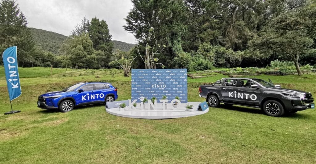 ¿QUÉ ES Y CÓMO FUNCIONA KINTO, LA NUEVA PLATAFORMA QUE LANZÓ TOYOTA EN COLOMBIA? V12MAGAZINE Kinto es una reconocida plataforma digital en la que Toyota presta el servicio de movilidad para empresas y personas. Estará disponible en varias ciudades del país desde septiembre y tendrá a disposición la línea híbrida. V12MAGAZINE