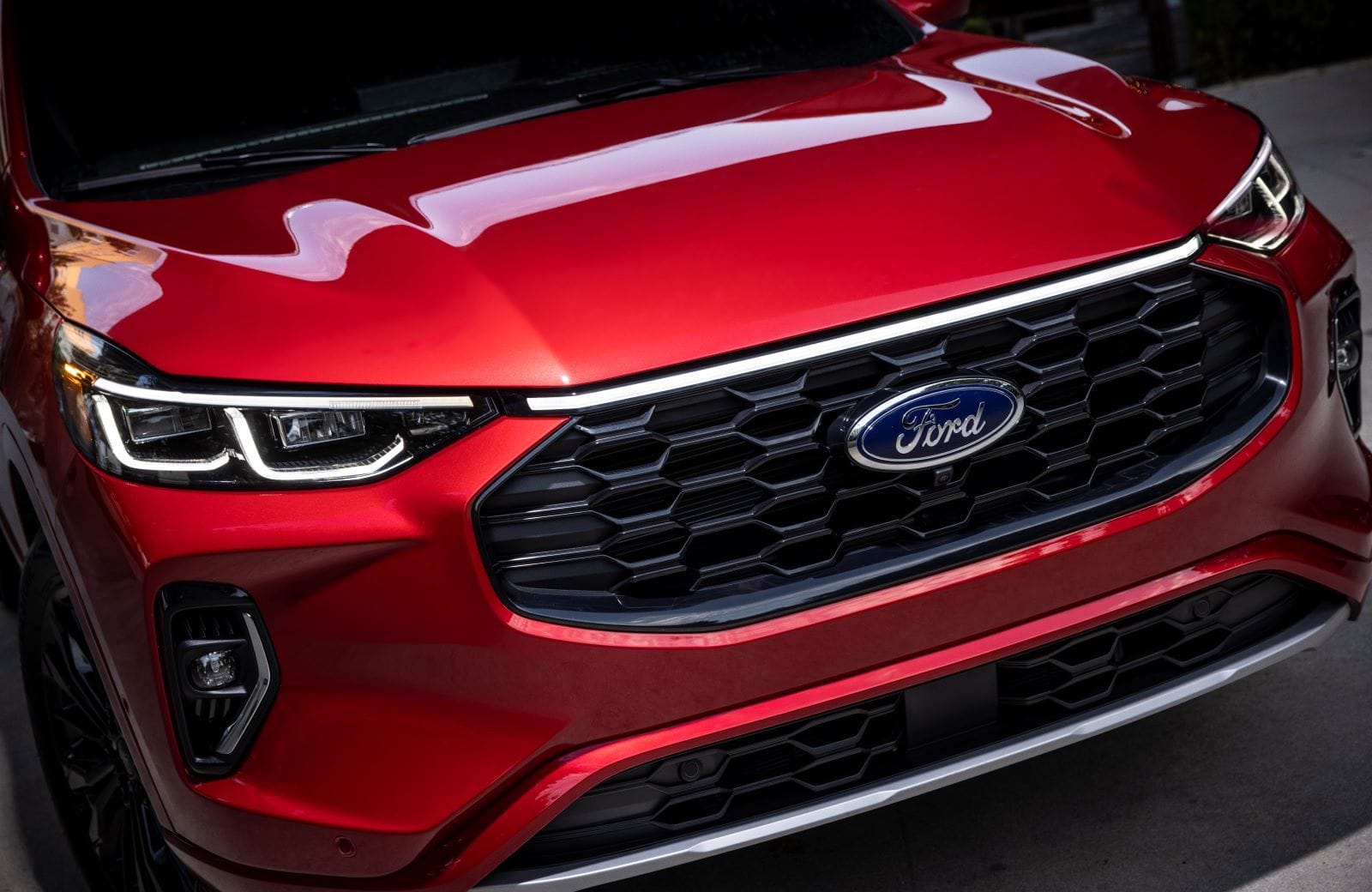 FORD ESCAPE 2023 ESTABLECE EN EL SEGMENTO DE LOS HÍBRIDOS NUEVOS ESTÁNDARES EN EFICIENCIA, TECNOLOGÍA Y SOFISTICACIÓN V12MAGAZINE La renovada Ford Escape llega en cinco versiones: ST-Line, ST-Line Select y Platinum, completamente híbridas; y Active y Platinum, con motor a combustión turbo EcoBoost. V12MAGAZINE