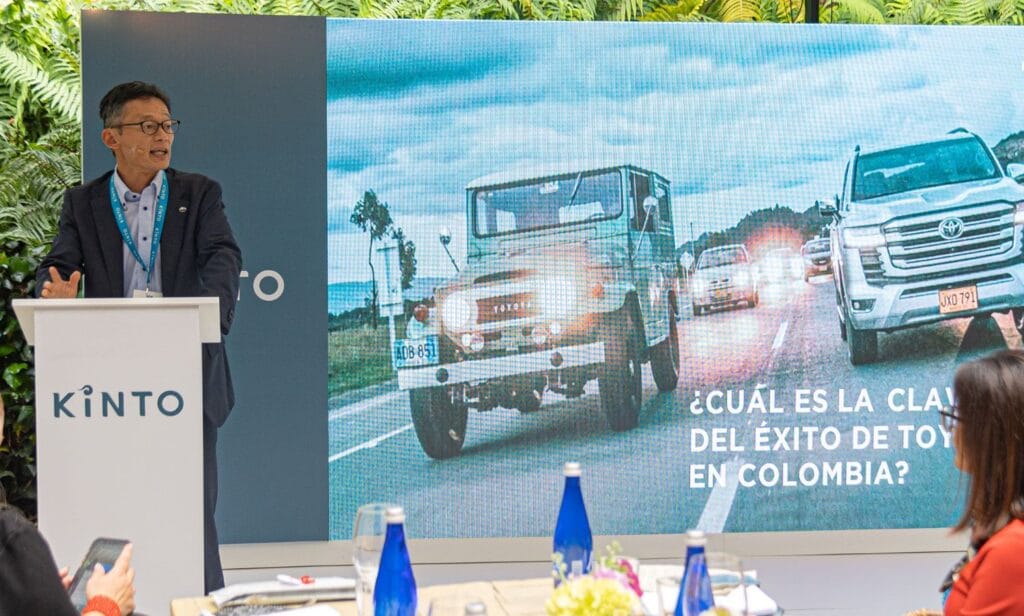 ¿QUÉ ES Y CÓMO FUNCIONA KINTO, LA NUEVA PLATAFORMA QUE LANZÓ TOYOTA EN COLOMBIA? V12MAGAZINE Kinto es una reconocida plataforma digital en la que Toyota presta el servicio de movilidad para empresas y personas. Estará disponible en varias ciudades del país desde septiembre y tendrá a disposición la línea híbrida. V12MAGAZINE