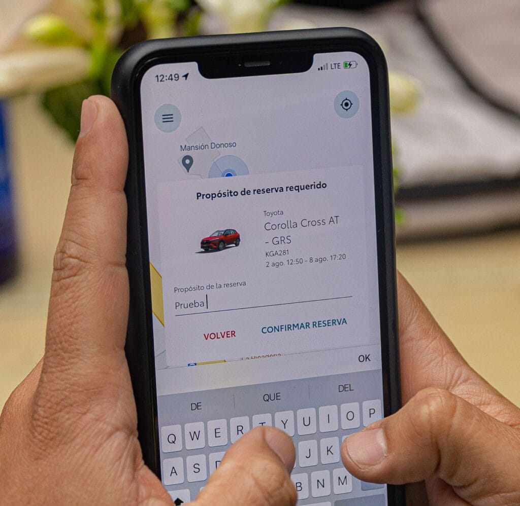 ¿QUÉ ES Y CÓMO FUNCIONA KINTO, LA NUEVA PLATAFORMA QUE LANZÓ TOYOTA EN COLOMBIA? V12MAGAZINE Kinto es una reconocida plataforma digital en la que Toyota presta el servicio de movilidad para empresas y personas. Estará disponible en varias ciudades del país desde septiembre y tendrá a disposición la línea híbrida. V12MAGAZINE