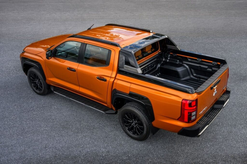MITSUBISHI L200 TRITON: MÁS SEGURA, TECNOLÓGICA Y CON ESTILO V12MAGAZINE La Mitsubishi L200 Triton llega con un diseño renovado, mayor rigidez torsional y opciones de motorización potentes. Además, incorpora un llamativo color Yamabuki Orange. V12MAGAZINE