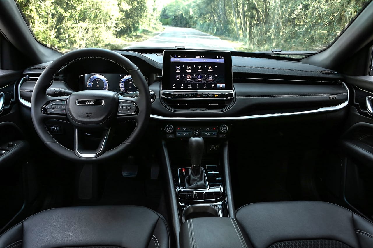 JEEP COMPASS 2024: LLEGA CON MÁS VERSIONES, MÁS EQUIPAMIENTO Y MAYOR SOFISTICACIÓN V12MAGAZINE Jeep Compass amplía su portafolio en Colombia con dos nuevas versiones adicional a la Longitude. Las referencias incluyen mayor tecnología y seguridad. V12MAGAZINE
