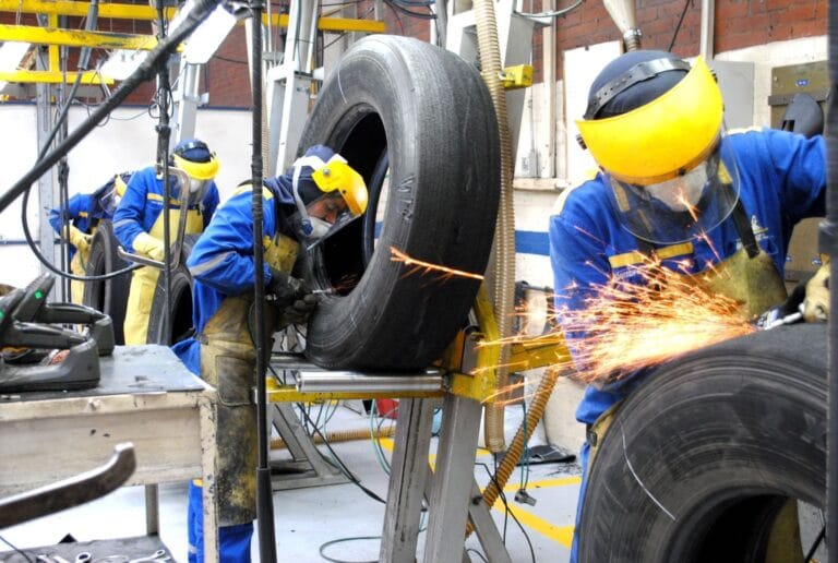 Renovoy-inaugura-planta-de-reencauche-trabajadores[1]