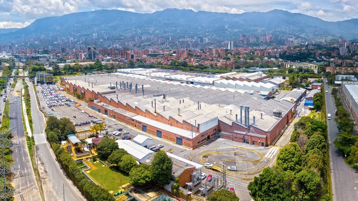 RENAULT-SOFASA SIGUE CONSOLIDANDO SU LIDERAZGO EN EL MERCADO COLOMBIANO V12MAGAZINE Con más de 2.100 unidades comercializada en agosto 2023, RENAULT-Sofasa recuperó el liderazgo en el mercado nacional. El acumulado del año es superior a las 18.000 unidades vendidas. V12MAGAZINE