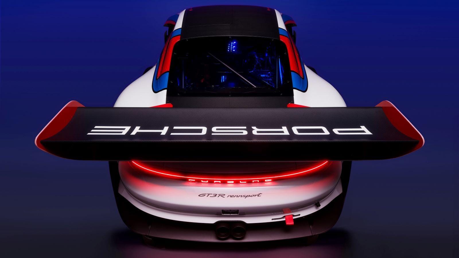 PORSCHE 911 GT3 R RENNSPORT: UNA EDICIÓN LIMITADA CON 620 CABALLOS DE POTENCIA V12MAGAZINE El 911 GT3 R rennsport no está sujeto a las limitaciones del reglamento GT3 de la FIA. Edición limitada a 77 unidades, basada en el Porsche 911 GT3 R. V12MAGAZINE