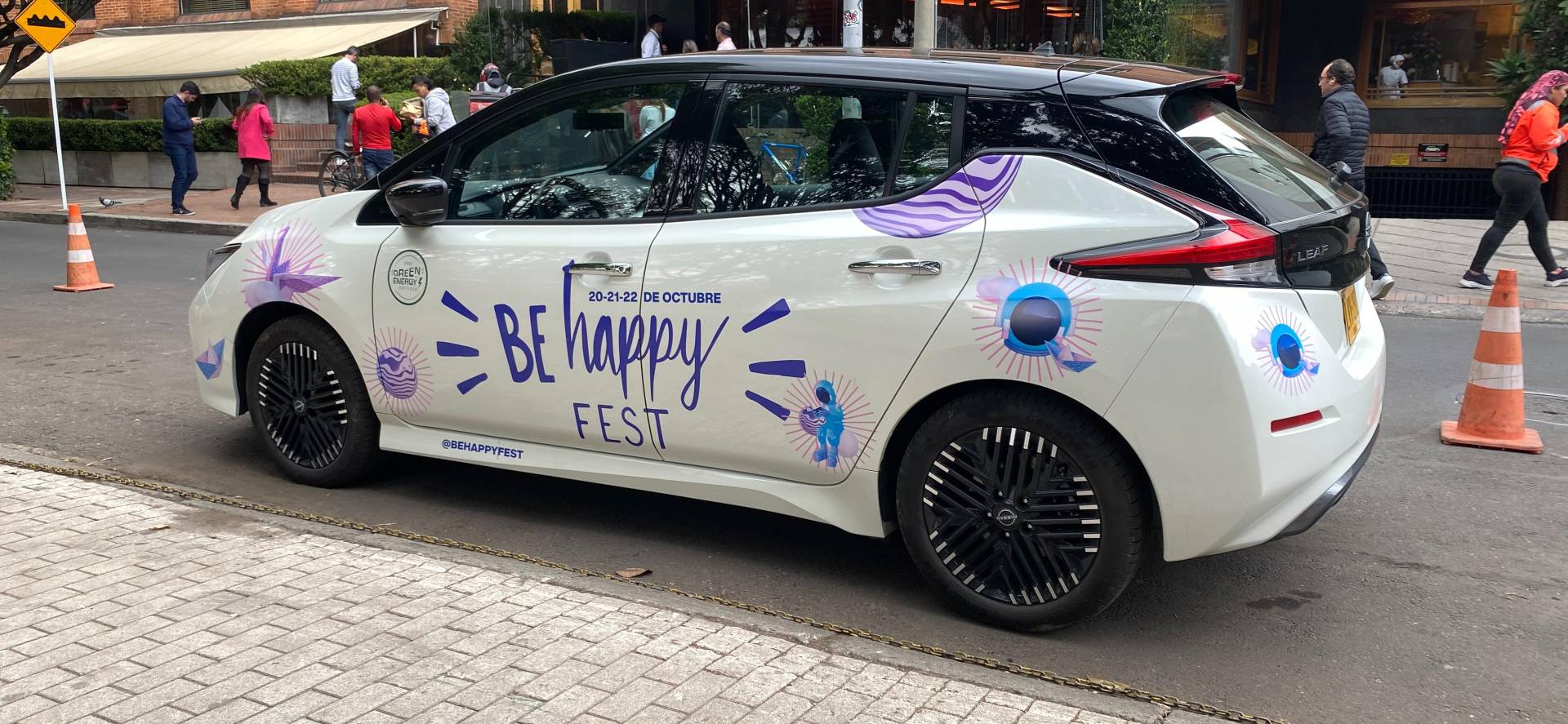 Nissan LEAF conmemora el día mundial de ahorro de energía, participando en la octava edición del Be Happy Fest. V12MAGAZINE