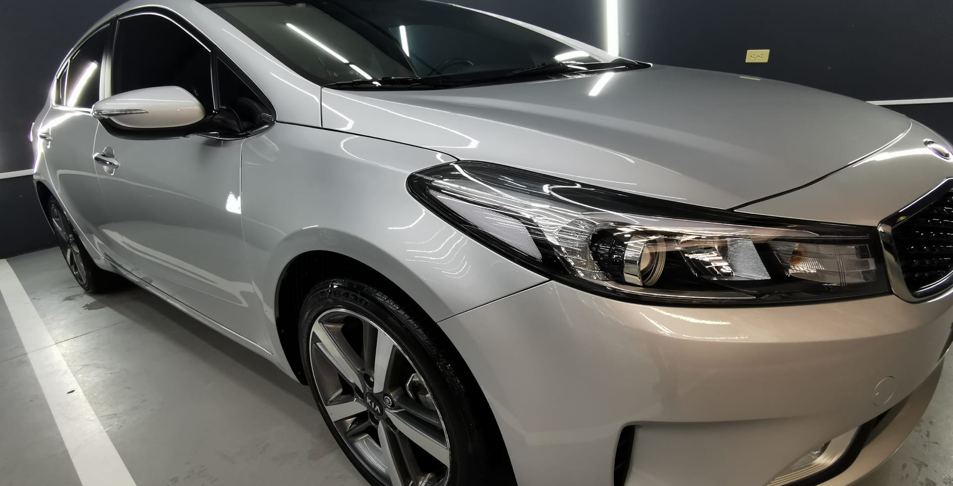 AquaShield es un cristal líquido con 95% de dióxido de silicio (SiO2) que genera un brillo superior, repelencia extrema a los agentes dañinos externos y con una increíble sensación al tacto. ¿El resultado? un vehículo con un acabado tipo espejo que conserva su brillo hasta por cuatro años. V12MAGAZINE