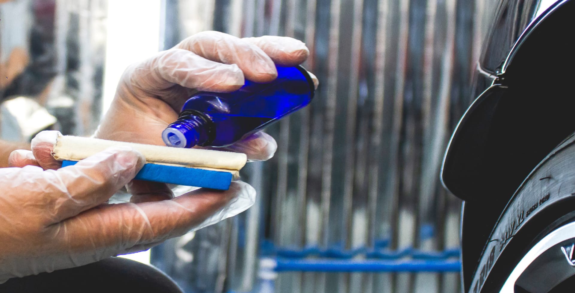 AquaShield es un cristal líquido con 95% de dióxido de silicio (SiO2) que genera un brillo superior, repelencia extrema a los agentes dañinos externos y con una increíble sensación al tacto. ¿El resultado? un vehículo con un acabado tipo espejo que conserva su brillo hasta por cuatro años. V12MAGAZINE