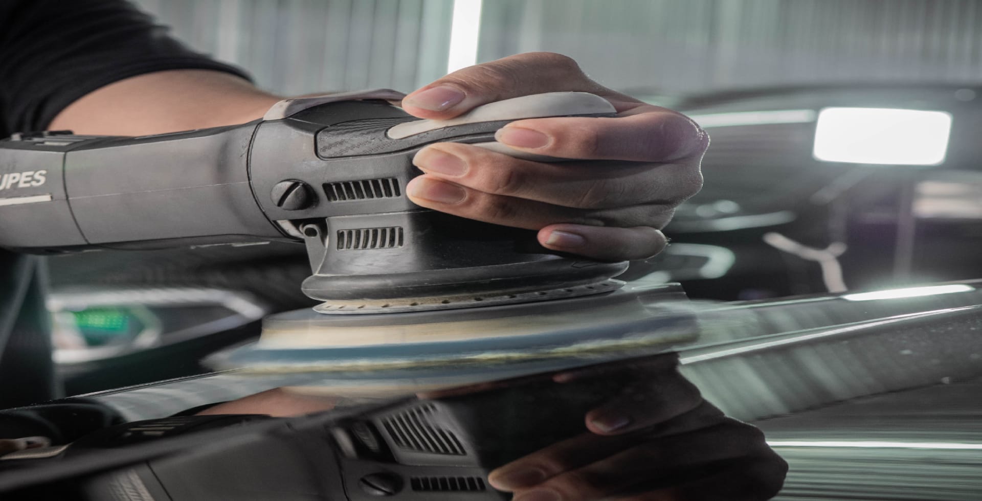 AquaShield es un cristal líquido con 95% de dióxido de silicio (SiO2) que genera un brillo superior, repelencia extrema a los agentes dañinos externos y con una increíble sensación al tacto. ¿El resultado? un vehículo con un acabado tipo espejo que conserva su brillo hasta por cuatro años. V12MAGAZINE