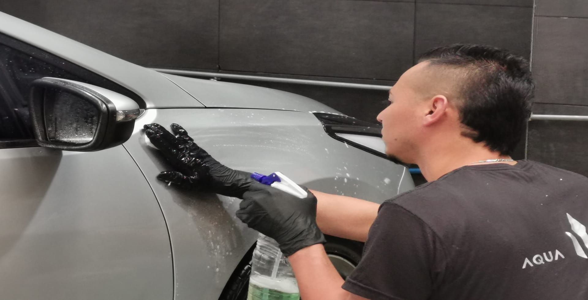 AquaShield es un cristal líquido con 95% de dióxido de silicio (SiO2) que genera un brillo superior, repelencia extrema a los agentes dañinos externos y con una increíble sensación al tacto. ¿El resultado? un vehículo con un acabado tipo espejo que conserva su brillo hasta por cuatro años. V12MAGAZINE
