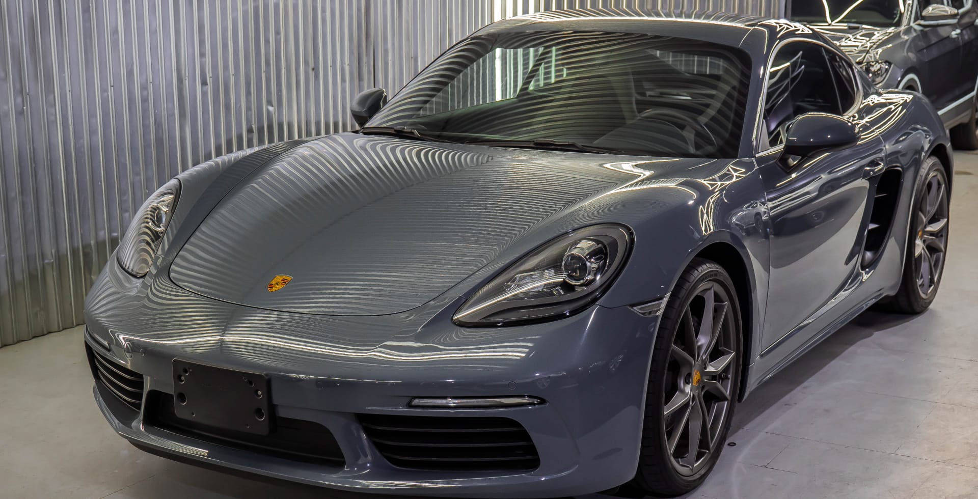 AquaShield es un cristal líquido con 95% de dióxido de silicio (SiO2) que genera un brillo superior, repelencia extrema a los agentes dañinos externos y con una increíble sensación al tacto. ¿El resultado? un vehículo con un acabado tipo espejo que conserva su brillo hasta por cuatro años. V12MAGAZINE