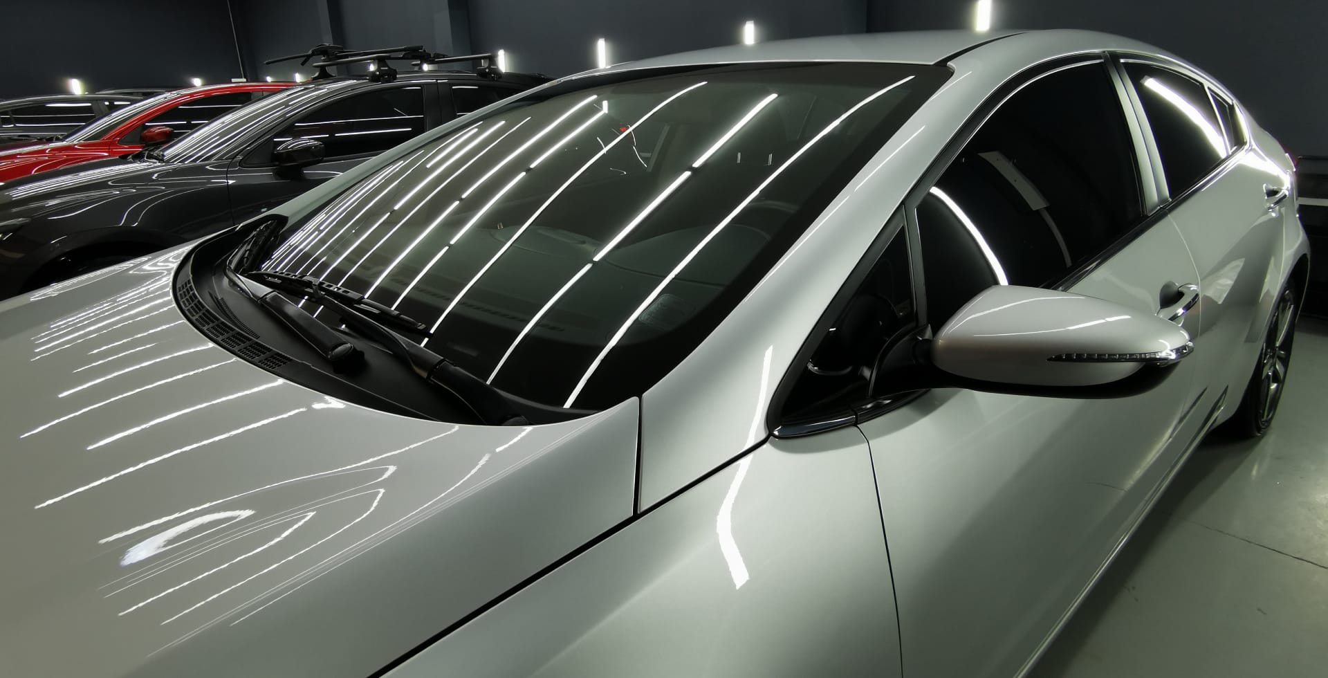 AquaShield es un cristal líquido con 95% de dióxido de silicio (SiO2) que genera un brillo superior, repelencia extrema a los agentes dañinos externos y con una increíble sensación al tacto. ¿El resultado? un vehículo con un acabado tipo espejo que conserva su brillo hasta por cuatro años. V12MAGAZINE