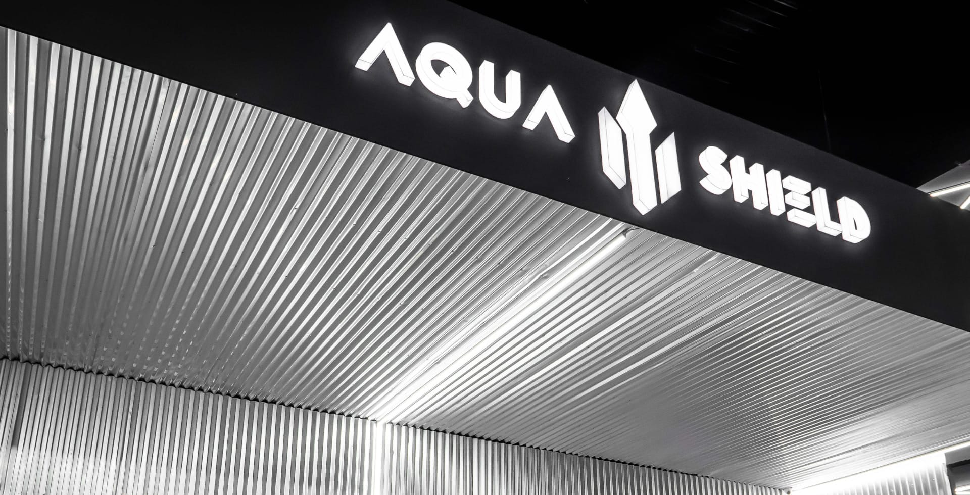 AquaShield es un cristal líquido con 95% de dióxido de silicio (SiO2) que genera un brillo superior, repelencia extrema a los agentes dañinos externos y con una increíble sensación al tacto. ¿El resultado? un vehículo con un acabado tipo espejo que conserva su brillo hasta por cuatro años. V12MAGAZINE