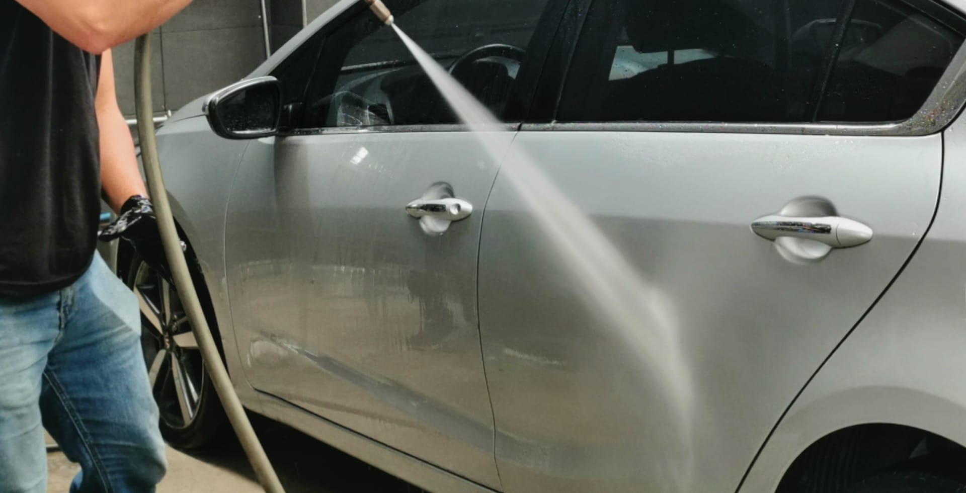 AquaShield es un cristal líquido con 95% de dióxido de silicio (SiO2) que genera un brillo superior, repelencia extrema a los agentes dañinos externos y con una increíble sensación al tacto. ¿El resultado? un vehículo con un acabado tipo espejo que conserva su brillo hasta por cuatro años. V12MAGAZINE