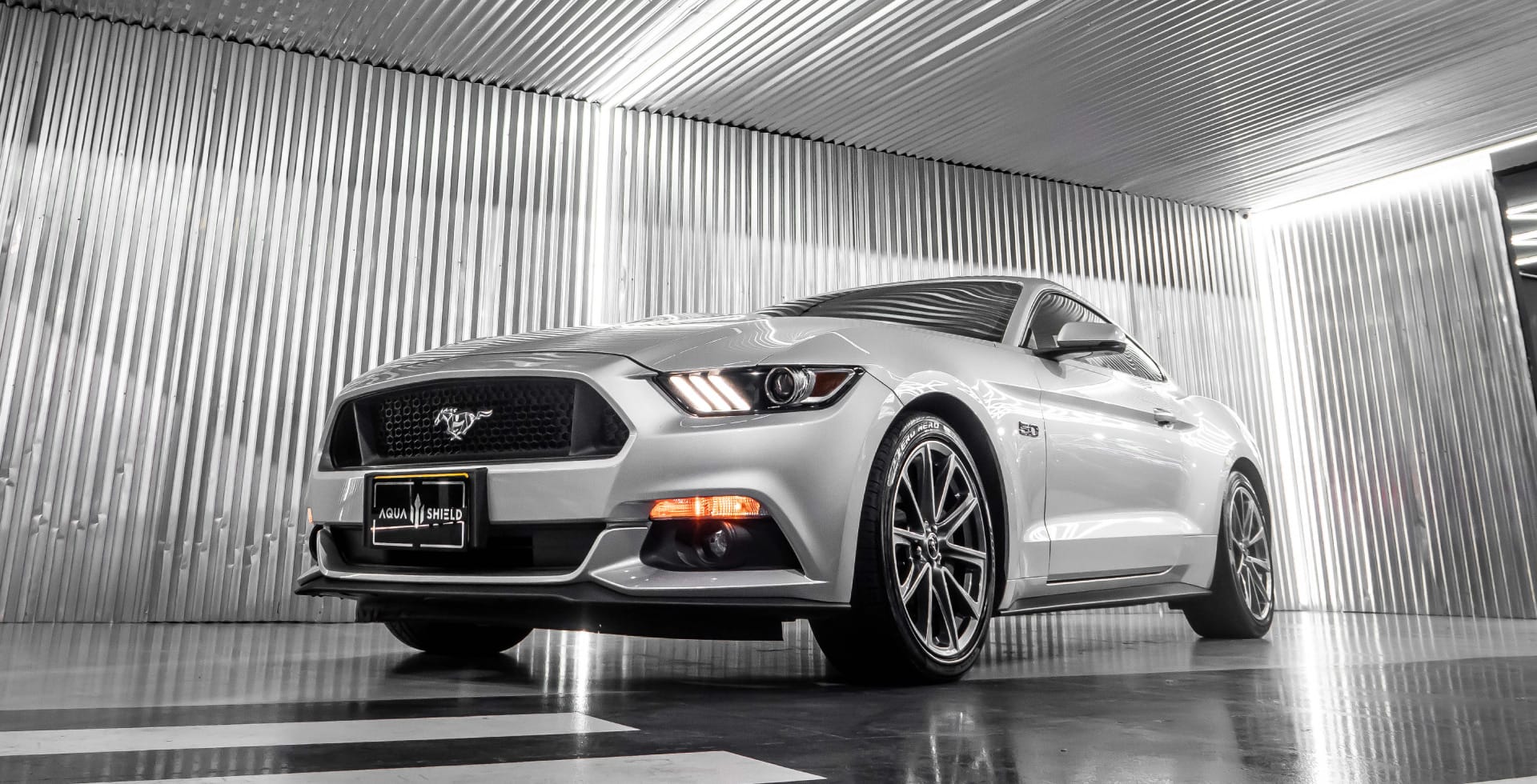 AquaShield es un cristal líquido con 95% de dióxido de silicio (SiO2) que genera un brillo superior, repelencia extrema a los agentes dañinos externos y con una increíble sensación al tacto. ¿El resultado? un vehículo con un acabado tipo espejo que conserva su brillo hasta por cuatro años. V12MAGAZINE