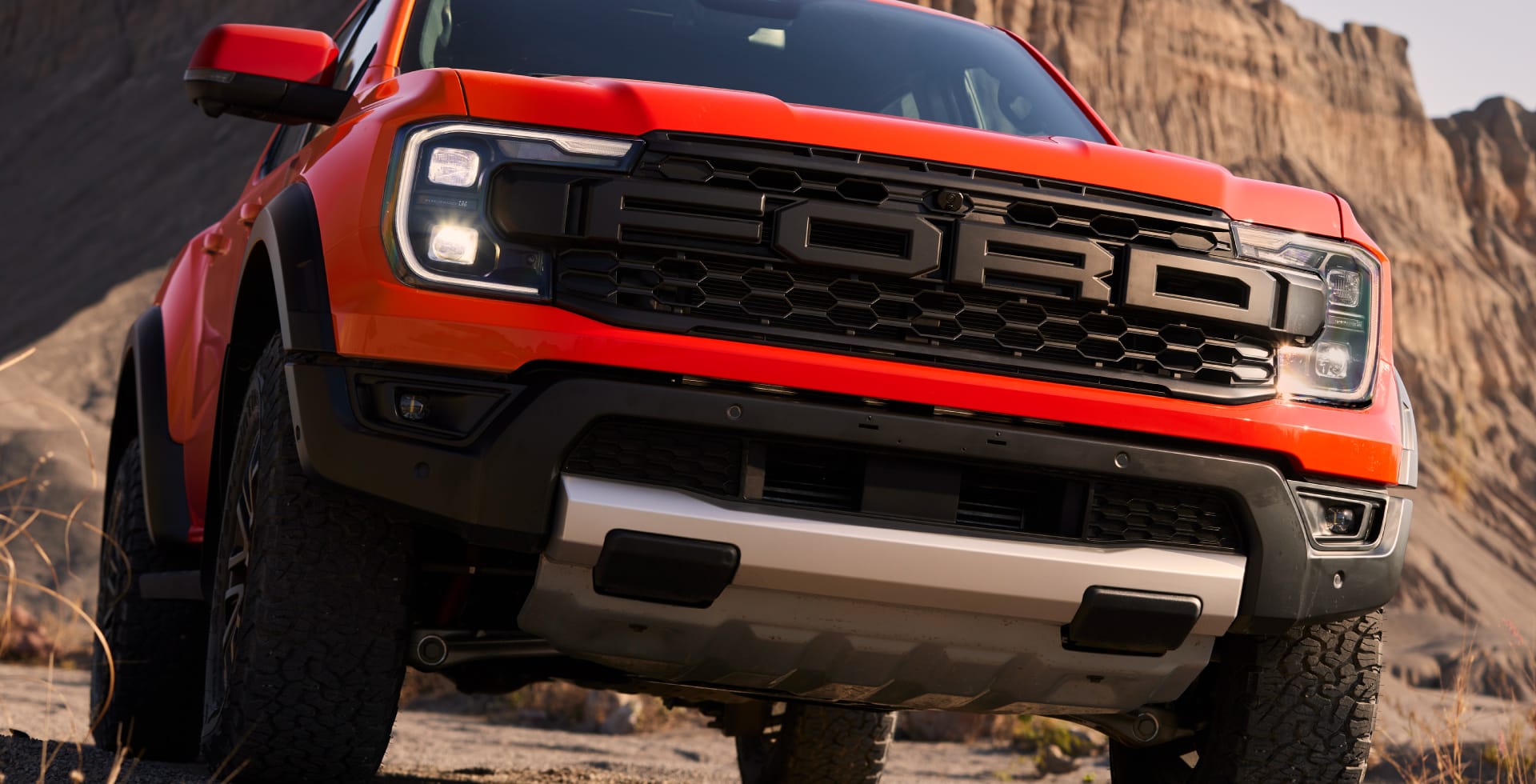 /* widget: Hotspots */
#uc_hotspot_elementor_e65e5f35
{ position:relative;
}
#uc_hotspot_elementor_e65e5f35 img
{ display:block; width:100%;
}
#uc_hotspot_elementor_e65e5f35 .ue-hotspot-icon
{ display:inline-block; line-height:1em;
}
#uc_hotspot_elementor_e65e5f35 .ue-hotspot-icon svg
{ height:1em; width:1em;
}
#uc_hotspot_elementor_e65e5f35 .spot
{ display:flex; align-items:center; justify-content:center; text-align:center; cursor:pointer; position:absolute; transform:translate(-50%,-50%); padding-right:10px; padding-left:10px; box-sizing:border-box; transition:0.5s; line-height:1em;
}
#uc_hotspot_elementor_e65e5f35 .spot:hover
{ transform:translate(-50%,-50%) scale(0.9,0.9);
}
#uc_hotspot_elementor_e65e5f35 .spot:before
{ content: ''; display: inline-block; position: absolute; top: -2px; left: -2px; bottom: -2px; right: -2px; border-radius: inherit; border-width:1px; border-style:solid; -webkit-animation: btnIconRipple 2s cubic-bezier(0.23, 1, 0.32, 1) both infinite; animation: btnIconRipple 2s cubic-bezier(0.23, 1, 0.32, 1) both infinite;
}
@keyframes btnIconRipple { 0% { border-width: 4px; transform: scale(1); } 80% { border-width: 1px; transform: scale(1.35); } 100% { opacity: 0; }
}
#uc_hotspot_elementor_e65e5f35 .tooltipster-base
{ max-width:300px;
}
.tooltipster-sidetip .tooltipster-box { background: #000000 !important; border: 3px solid #000000 !important;
}
.tooltipster-sidetip .tooltipster-content
{ color: #ffffff !important;
}
.tooltipster-sidetip.tooltipster-bottom .tooltipster-arrow-background { border-bottom-color: #000000 !important;
}
.tooltipster-sidetip.tooltipster-left .tooltipster-arrow-background { border-left-color: #000000 !important;
}
.tooltipster-sidetip.tooltipster-right .tooltipster-arrow-background { border-right-color: #000000 !important;
}
.tooltipster-sidetip.tooltipster-top .tooltipster-arrow-background { border-top-color: #000000 !important;
}
.tooltipster-sidetip.tooltipster-bottom .tooltipster-arrow-border { border-bottom-color: #000000 !important;
}
.tooltipster-sidetip.tooltipster-left .tooltipster-arrow-border { border-left-color: #000000 !important;
}
.tooltipster-sidetip.tooltipster-right .tooltipster-arrow-border { border-right-color: #000000 !important;
}
.tooltipster-sidetip.tooltipster-top .tooltipster-arrow-border { border-top-color: #000000 !important;
}
.ue-popup-overlay
{ position:fixed; top:0; bottom:0; right:0; left:0; width:100%; display:none;
}
.item-popup
{ display:none; background-color:white; position:absolute; top:50%; left:50%; transform:translate(-50%,-50%); z-index:100000000;
}
.item-popup-title
{ justify-content:space-between; align-items:center; display:flex;
}
.item-popup-close
{ cursor:pointer;
}
.item-popup-text
{ padding:20px;
}
#uc_hotspot_elementor_e65e5f35 #uc_hotspot_elementor_e65e5f35_item1
{ text-decoration:none;
}
#uc_hotspot_elementor_e65e5f35 #uc_hotspot_elementor_e65e5f35_item2
{ text-decoration:none;
}
#uc_hotspot_elementor_e65e5f35 #uc_hotspot_elementor_e65e5f35_item3
{ text-decoration:none;
}
#uc_hotspot_elementor_e65e5f35 #uc_hotspot_elementor_e65e5f35_item4
{ text-decoration:none;
}
#uc_hotspot_elementor_e65e5f35 #uc_hotspot_elementor_e65e5f35_item5
{ text-decoration:none;
}
#uc_hotspot_elementor_e65e5f35 #uc_hotspot_elementor_e65e5f35_item6
{ text-decoration:none;
} <p> +1 +2 +3 +4 +5 +6 DIMENSIONES X + Largo: 5,36 m + Ancho: 2.02 m + Alto: 1.92 m + Distancia entre ejes: 3.27 m + Capacidad de Vadeo: 850mm FRONTAL X Ofrece un diseño más robusto en comparación con el modelo anterior. Tiene un aire a la F-150, donde se destaca la enorme parrilla con las letras de Ford en alto relieve y los faros de led en forma de C. En la parte baja encontramos un parachoques con diseño específico con el fin de mejorar el ángulo de ataque; además, incluye dos argollas de remolque ESTILO LATERAL X Destacamos su estilo atrevido provisto por los enormes pasos de rueda con rines de aleación de 17 pulgadas pintados de negro, calzando llantas BF Goodrich All-Terrain 285/80 de 33 pulgadas, que resultan muy eficaces en terrenos destapados y en superficies escarpadas. ZONA POSTERIOR X Destacamos detalles como las luces, que también son el Led, un portón para acceder a la zona de carga que, gracias a un sistema especial hace que pese menos y sea fácil de abrir y cerrar. En la parte baja encontramos dos argollas para remolcar y dos salidas de escape cromadas, una a cada lado. CHASIS REFORZADO X Uno de los atributos de esta Ranger Raptor es el nuevo chasis de acero con refuerzos y anclajes para la suspensión y la llanta de repuesto. Asimismo, se colocaron protectores inferiores para el cárter, la transmisión y el tanque de combustible, siendo el del cárter en acero de 2,3 mm de espesor. ÁREA DE CARGA X Cuenta con un platón inteligente con atributos que hacen más fácil y seguro el transporte de carga. Por ejemplo, resaltamos el nuevo protector de platón Flexbed, ganchos para sujetar la carga y dos enchufes toma corriente de 120V y 12V (400W), ideales para tener electricidad en lugares remotos.</p>
/* widget: Hotspots */
#uc_hotspot_elementor_eef73a06
{ position:relative;
}
#uc_hotspot_elementor_eef73a06 img
{ display:block; width:100%;
}
#uc_hotspot_elementor_eef73a06 .ue-hotspot-icon
{ display:inline-block; line-height:1em;
}
#uc_hotspot_elementor_eef73a06 .ue-hotspot-icon svg
{ height:1em; width:1em;
}
#uc_hotspot_elementor_eef73a06 .spot
{ display:flex; align-items:center; justify-content:center; text-align:center; cursor:pointer; position:absolute; transform:translate(-50%,-50%); padding-right:10px; padding-left:10px; box-sizing:border-box; transition:0.5s; line-height:1em;
}
#uc_hotspot_elementor_eef73a06 .spot:hover
{ transform:translate(-50%,-50%) scale(0.9,0.9);
}
#uc_hotspot_elementor_eef73a06 .spot:before
{ content: ''; display: inline-block; position: absolute; top: -2px; left: -2px; bottom: -2px; right: -2px; border-radius: inherit; border-width:1px; border-style:solid; -webkit-animation: btnIconRipple 2s cubic-bezier(0.23, 1, 0.32, 1) both infinite; animation: btnIconRipple 2s cubic-bezier(0.23, 1, 0.32, 1) both infinite;
}
@keyframes btnIconRipple { 0% { border-width: 4px; transform: scale(1); } 80% { border-width: 1px; transform: scale(1.35); } 100% { opacity: 0; }
}
#uc_hotspot_elementor_eef73a06 .tooltipster-base
{ max-width:300px;
}
.tooltipster-sidetip .tooltipster-box { background: #000000 !important; border: 3px solid #000000 !important;
}
.tooltipster-sidetip .tooltipster-content
{ color: #ffffff !important;
}
.tooltipster-sidetip.tooltipster-bottom .tooltipster-arrow-background { border-bottom-color: #000000 !important;
}
.tooltipster-sidetip.tooltipster-left .tooltipster-arrow-background { border-left-color: #000000 !important;
}
.tooltipster-sidetip.tooltipster-right .tooltipster-arrow-background { border-right-color: #000000 !important;
}
.tooltipster-sidetip.tooltipster-top .tooltipster-arrow-background { border-top-color: #000000 !important;
}
.tooltipster-sidetip.tooltipster-bottom .tooltipster-arrow-border { border-bottom-color: #000000 !important;
}
.tooltipster-sidetip.tooltipster-left .tooltipster-arrow-border { border-left-color: #000000 !important;
}
.tooltipster-sidetip.tooltipster-right .tooltipster-arrow-border { border-right-color: #000000 !important;
}
.tooltipster-sidetip.tooltipster-top .tooltipster-arrow-border { border-top-color: #000000 !important;
}
.ue-popup-overlay
{ position:fixed; top:0; bottom:0; right:0; left:0; width:100%; display:none;
}
.item-popup
{ display:none; background-color:white; position:absolute; top:50%; left:50%; transform:translate(-50%,-50%); z-index:100000000;
}
.item-popup-title
{ justify-content:space-between; align-items:center; display:flex;
}
.item-popup-close
{ cursor:pointer;
}
.item-popup-text
{ padding:20px;
}
#uc_hotspot_elementor_eef73a06 #uc_hotspot_elementor_eef73a06_item1
{ text-decoration:none;
}
#uc_hotspot_elementor_eef73a06 #uc_hotspot_elementor_eef73a06_item2
{ text-decoration:none;
}
#uc_hotspot_elementor_eef73a06 #uc_hotspot_elementor_eef73a06_item3
{ text-decoration:none;
}
#uc_hotspot_elementor_eef73a06 #uc_hotspot_elementor_eef73a06_item4
{ text-decoration:none;
}
#uc_hotspot_elementor_eef73a06 #uc_hotspot_elementor_eef73a06_item5
{ text-decoration:none;
}
#uc_hotspot_elementor_eef73a06 #uc_hotspot_elementor_eef73a06_item6
{ text-decoration:none;
} <p> +1 +2 +3 +4 +5 +6 DIMENSIONES X + Largo: 5,36 m + Ancho: 2.02 m + Alto: 1.92 m + Distancia entre ejes: 3.27 m + Capacidad de Vadeo: 850mm FRONTAL X Ofrece un diseño más robusto en comparación con el modelo anterior. Tiene un aire a la F-150, donde destaca la enorme parrilla con las letras de Ford en alto relieve y los faros de led en forma de C. En la parte baja encontramos un parachoques con diseño específico con el fin de mejorar el ángulo de ataque y dos argollas de remolque. ESTILO LATERAL X Destacamos su estilo atrevido provisto por los enormes pasos de rueda con rines de aleación de 17 pulgadas pintados de negro, calzando llantas BF Goodrich All-Terrain 285/80 de 33 pulgadas, que resultan muy eficaces en terrenos destapados y en superficies escarpadas. ZONA POSTERIOR X Destacamos detalles como las luces, que también son el Led, un portón para acceder a la zona de carga que, gracias a un sistema especial hace que pese menos y sea fácil de abrir y cerrar. En la parte baja encontramos dos argollas para remolcar y dos salidas de escape cromadas, una a cada lado. CHASIS REFORZADO X Uno de los atributos de esta Ranger Raptor es el nuevo chasis de acero con refuerzos y anclajes para la suspensión y la llanta de repuesto. Asimismo, se colocaron protectores inferiores para el cárter, la transmisión y el tanque de combustible, siendo el del cárter en acero de 2,3 mm de espesor. ÁREA DE CARGA X Cuenta con un platón inteligente con atributos que hacen más fácil y seguro el transporte de carga. Por ejemplo, resaltamos el nuevo protector de platón Flexbed, ganchos para sujetar la carga y dos enchufes toma corriente de 120V y 12V (400W), ideales para tener electricidad en lugares remotos.</p>
<p> Pág 16 / 42 </p> V12MAGAZINE