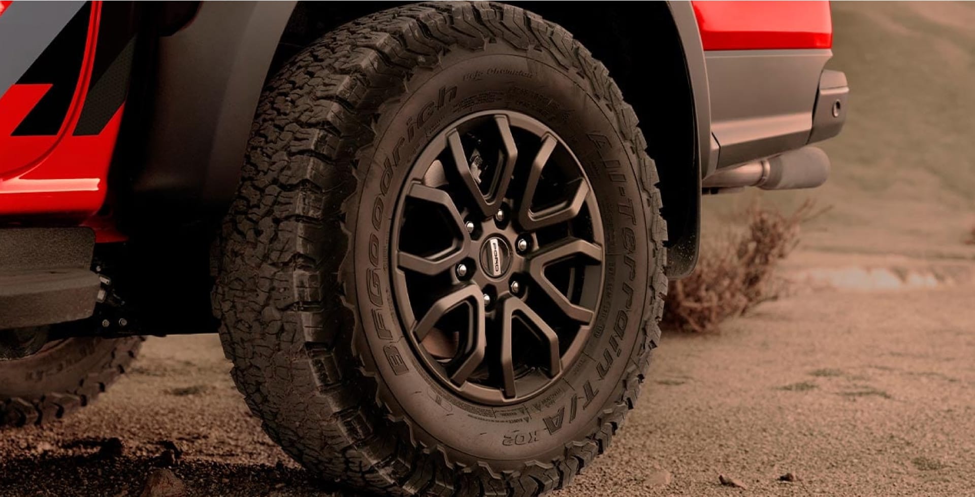 /* widget: Hotspots */
#uc_hotspot_elementor_e65e5f35
{ position:relative;
}
#uc_hotspot_elementor_e65e5f35 img
{ display:block; width:100%;
}
#uc_hotspot_elementor_e65e5f35 .ue-hotspot-icon
{ display:inline-block; line-height:1em;
}
#uc_hotspot_elementor_e65e5f35 .ue-hotspot-icon svg
{ height:1em; width:1em;
}
#uc_hotspot_elementor_e65e5f35 .spot
{ display:flex; align-items:center; justify-content:center; text-align:center; cursor:pointer; position:absolute; transform:translate(-50%,-50%); padding-right:10px; padding-left:10px; box-sizing:border-box; transition:0.5s; line-height:1em;
}
#uc_hotspot_elementor_e65e5f35 .spot:hover
{ transform:translate(-50%,-50%) scale(0.9,0.9);
}
#uc_hotspot_elementor_e65e5f35 .spot:before
{ content: ''; display: inline-block; position: absolute; top: -2px; left: -2px; bottom: -2px; right: -2px; border-radius: inherit; border-width:1px; border-style:solid; -webkit-animation: btnIconRipple 2s cubic-bezier(0.23, 1, 0.32, 1) both infinite; animation: btnIconRipple 2s cubic-bezier(0.23, 1, 0.32, 1) both infinite;
}
@keyframes btnIconRipple { 0% { border-width: 4px; transform: scale(1); } 80% { border-width: 1px; transform: scale(1.35); } 100% { opacity: 0; }
}
#uc_hotspot_elementor_e65e5f35 .tooltipster-base
{ max-width:300px;
}
.tooltipster-sidetip .tooltipster-box { background: #000000 !important; border: 3px solid #000000 !important;
}
.tooltipster-sidetip .tooltipster-content
{ color: #ffffff !important;
}
.tooltipster-sidetip.tooltipster-bottom .tooltipster-arrow-background { border-bottom-color: #000000 !important;
}
.tooltipster-sidetip.tooltipster-left .tooltipster-arrow-background { border-left-color: #000000 !important;
}
.tooltipster-sidetip.tooltipster-right .tooltipster-arrow-background { border-right-color: #000000 !important;
}
.tooltipster-sidetip.tooltipster-top .tooltipster-arrow-background { border-top-color: #000000 !important;
}
.tooltipster-sidetip.tooltipster-bottom .tooltipster-arrow-border { border-bottom-color: #000000 !important;
}
.tooltipster-sidetip.tooltipster-left .tooltipster-arrow-border { border-left-color: #000000 !important;
}
.tooltipster-sidetip.tooltipster-right .tooltipster-arrow-border { border-right-color: #000000 !important;
}
.tooltipster-sidetip.tooltipster-top .tooltipster-arrow-border { border-top-color: #000000 !important;
}
.ue-popup-overlay
{ position:fixed; top:0; bottom:0; right:0; left:0; width:100%; display:none;
}
.item-popup
{ display:none; background-color:white; position:absolute; top:50%; left:50%; transform:translate(-50%,-50%); z-index:100000000;
}
.item-popup-title
{ justify-content:space-between; align-items:center; display:flex;
}
.item-popup-close
{ cursor:pointer;
}
.item-popup-text
{ padding:20px;
}
#uc_hotspot_elementor_e65e5f35 #uc_hotspot_elementor_e65e5f35_item1
{ text-decoration:none;
}
#uc_hotspot_elementor_e65e5f35 #uc_hotspot_elementor_e65e5f35_item2
{ text-decoration:none;
}
#uc_hotspot_elementor_e65e5f35 #uc_hotspot_elementor_e65e5f35_item3
{ text-decoration:none;
}
#uc_hotspot_elementor_e65e5f35 #uc_hotspot_elementor_e65e5f35_item4
{ text-decoration:none;
}
#uc_hotspot_elementor_e65e5f35 #uc_hotspot_elementor_e65e5f35_item5
{ text-decoration:none;
}
#uc_hotspot_elementor_e65e5f35 #uc_hotspot_elementor_e65e5f35_item6
{ text-decoration:none;
} <p> +1 +2 +3 +4 +5 +6 DIMENSIONES X + Largo: 5,36 m + Ancho: 2.02 m + Alto: 1.92 m + Distancia entre ejes: 3.27 m + Capacidad de Vadeo: 850mm FRONTAL X Ofrece un diseño más robusto en comparación con el modelo anterior. Tiene un aire a la F-150, donde se destaca la enorme parrilla con las letras de Ford en alto relieve y los faros de led en forma de C. En la parte baja encontramos un parachoques con diseño específico con el fin de mejorar el ángulo de ataque; además, incluye dos argollas de remolque ESTILO LATERAL X Destacamos su estilo atrevido provisto por los enormes pasos de rueda con rines de aleación de 17 pulgadas pintados de negro, calzando llantas BF Goodrich All-Terrain 285/80 de 33 pulgadas, que resultan muy eficaces en terrenos destapados y en superficies escarpadas. ZONA POSTERIOR X Destacamos detalles como las luces, que también son el Led, un portón para acceder a la zona de carga que, gracias a un sistema especial hace que pese menos y sea fácil de abrir y cerrar. En la parte baja encontramos dos argollas para remolcar y dos salidas de escape cromadas, una a cada lado. CHASIS REFORZADO X Uno de los atributos de esta Ranger Raptor es el nuevo chasis de acero con refuerzos y anclajes para la suspensión y la llanta de repuesto. Asimismo, se colocaron protectores inferiores para el cárter, la transmisión y el tanque de combustible, siendo el del cárter en acero de 2,3 mm de espesor. ÁREA DE CARGA X Cuenta con un platón inteligente con atributos que hacen más fácil y seguro el transporte de carga. Por ejemplo, resaltamos el nuevo protector de platón Flexbed, ganchos para sujetar la carga y dos enchufes toma corriente de 120V y 12V (400W), ideales para tener electricidad en lugares remotos.</p>
/* widget: Hotspots */
#uc_hotspot_elementor_eef73a06
{ position:relative;
}
#uc_hotspot_elementor_eef73a06 img
{ display:block; width:100%;
}
#uc_hotspot_elementor_eef73a06 .ue-hotspot-icon
{ display:inline-block; line-height:1em;
}
#uc_hotspot_elementor_eef73a06 .ue-hotspot-icon svg
{ height:1em; width:1em;
}
#uc_hotspot_elementor_eef73a06 .spot
{ display:flex; align-items:center; justify-content:center; text-align:center; cursor:pointer; position:absolute; transform:translate(-50%,-50%); padding-right:10px; padding-left:10px; box-sizing:border-box; transition:0.5s; line-height:1em;
}
#uc_hotspot_elementor_eef73a06 .spot:hover
{ transform:translate(-50%,-50%) scale(0.9,0.9);
}
#uc_hotspot_elementor_eef73a06 .spot:before
{ content: ''; display: inline-block; position: absolute; top: -2px; left: -2px; bottom: -2px; right: -2px; border-radius: inherit; border-width:1px; border-style:solid; -webkit-animation: btnIconRipple 2s cubic-bezier(0.23, 1, 0.32, 1) both infinite; animation: btnIconRipple 2s cubic-bezier(0.23, 1, 0.32, 1) both infinite;
}
@keyframes btnIconRipple { 0% { border-width: 4px; transform: scale(1); } 80% { border-width: 1px; transform: scale(1.35); } 100% { opacity: 0; }
}
#uc_hotspot_elementor_eef73a06 .tooltipster-base
{ max-width:300px;
}
.tooltipster-sidetip .tooltipster-box { background: #000000 !important; border: 3px solid #000000 !important;
}
.tooltipster-sidetip .tooltipster-content
{ color: #ffffff !important;
}
.tooltipster-sidetip.tooltipster-bottom .tooltipster-arrow-background { border-bottom-color: #000000 !important;
}
.tooltipster-sidetip.tooltipster-left .tooltipster-arrow-background { border-left-color: #000000 !important;
}
.tooltipster-sidetip.tooltipster-right .tooltipster-arrow-background { border-right-color: #000000 !important;
}
.tooltipster-sidetip.tooltipster-top .tooltipster-arrow-background { border-top-color: #000000 !important;
}
.tooltipster-sidetip.tooltipster-bottom .tooltipster-arrow-border { border-bottom-color: #000000 !important;
}
.tooltipster-sidetip.tooltipster-left .tooltipster-arrow-border { border-left-color: #000000 !important;
}
.tooltipster-sidetip.tooltipster-right .tooltipster-arrow-border { border-right-color: #000000 !important;
}
.tooltipster-sidetip.tooltipster-top .tooltipster-arrow-border { border-top-color: #000000 !important;
}
.ue-popup-overlay
{ position:fixed; top:0; bottom:0; right:0; left:0; width:100%; display:none;
}
.item-popup
{ display:none; background-color:white; position:absolute; top:50%; left:50%; transform:translate(-50%,-50%); z-index:100000000;
}
.item-popup-title
{ justify-content:space-between; align-items:center; display:flex;
}
.item-popup-close
{ cursor:pointer;
}
.item-popup-text
{ padding:20px;
}
#uc_hotspot_elementor_eef73a06 #uc_hotspot_elementor_eef73a06_item1
{ text-decoration:none;
}
#uc_hotspot_elementor_eef73a06 #uc_hotspot_elementor_eef73a06_item2
{ text-decoration:none;
}
#uc_hotspot_elementor_eef73a06 #uc_hotspot_elementor_eef73a06_item3
{ text-decoration:none;
}
#uc_hotspot_elementor_eef73a06 #uc_hotspot_elementor_eef73a06_item4
{ text-decoration:none;
}
#uc_hotspot_elementor_eef73a06 #uc_hotspot_elementor_eef73a06_item5
{ text-decoration:none;
}
#uc_hotspot_elementor_eef73a06 #uc_hotspot_elementor_eef73a06_item6
{ text-decoration:none;
} <p> +1 +2 +3 +4 +5 +6 DIMENSIONES X + Largo: 5,36 m + Ancho: 2.02 m + Alto: 1.92 m + Distancia entre ejes: 3.27 m + Capacidad de Vadeo: 850mm FRONTAL X Ofrece un diseño más robusto en comparación con el modelo anterior. Tiene un aire a la F-150, donde destaca la enorme parrilla con las letras de Ford en alto relieve y los faros de led en forma de C. En la parte baja encontramos un parachoques con diseño específico con el fin de mejorar el ángulo de ataque y dos argollas de remolque. ESTILO LATERAL X Destacamos su estilo atrevido provisto por los enormes pasos de rueda con rines de aleación de 17 pulgadas pintados de negro, calzando llantas BF Goodrich All-Terrain 285/80 de 33 pulgadas, que resultan muy eficaces en terrenos destapados y en superficies escarpadas. ZONA POSTERIOR X Destacamos detalles como las luces, que también son el Led, un portón para acceder a la zona de carga que, gracias a un sistema especial hace que pese menos y sea fácil de abrir y cerrar. En la parte baja encontramos dos argollas para remolcar y dos salidas de escape cromadas, una a cada lado. CHASIS REFORZADO X Uno de los atributos de esta Ranger Raptor es el nuevo chasis de acero con refuerzos y anclajes para la suspensión y la llanta de repuesto. Asimismo, se colocaron protectores inferiores para el cárter, la transmisión y el tanque de combustible, siendo el del cárter en acero de 2,3 mm de espesor. ÁREA DE CARGA X Cuenta con un platón inteligente con atributos que hacen más fácil y seguro el transporte de carga. Por ejemplo, resaltamos el nuevo protector de platón Flexbed, ganchos para sujetar la carga y dos enchufes toma corriente de 120V y 12V (400W), ideales para tener electricidad en lugares remotos.</p>
<p> Pág 16 / 42 </p> V12MAGAZINE