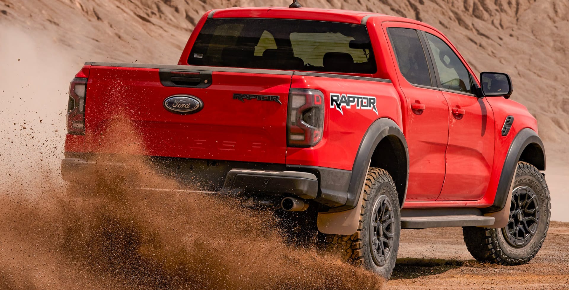 /* widget: Hotspots */
#uc_hotspot_elementor_e65e5f35
{ position:relative;
}
#uc_hotspot_elementor_e65e5f35 img
{ display:block; width:100%;
}
#uc_hotspot_elementor_e65e5f35 .ue-hotspot-icon
{ display:inline-block; line-height:1em;
}
#uc_hotspot_elementor_e65e5f35 .ue-hotspot-icon svg
{ height:1em; width:1em;
}
#uc_hotspot_elementor_e65e5f35 .spot
{ display:flex; align-items:center; justify-content:center; text-align:center; cursor:pointer; position:absolute; transform:translate(-50%,-50%); padding-right:10px; padding-left:10px; box-sizing:border-box; transition:0.5s; line-height:1em;
}
#uc_hotspot_elementor_e65e5f35 .spot:hover
{ transform:translate(-50%,-50%) scale(0.9,0.9);
}
#uc_hotspot_elementor_e65e5f35 .spot:before
{ content: ''; display: inline-block; position: absolute; top: -2px; left: -2px; bottom: -2px; right: -2px; border-radius: inherit; border-width:1px; border-style:solid; -webkit-animation: btnIconRipple 2s cubic-bezier(0.23, 1, 0.32, 1) both infinite; animation: btnIconRipple 2s cubic-bezier(0.23, 1, 0.32, 1) both infinite;
}
@keyframes btnIconRipple { 0% { border-width: 4px; transform: scale(1); } 80% { border-width: 1px; transform: scale(1.35); } 100% { opacity: 0; }
}
#uc_hotspot_elementor_e65e5f35 .tooltipster-base
{ max-width:300px;
}
.tooltipster-sidetip .tooltipster-box { background: #000000 !important; border: 3px solid #000000 !important;
}
.tooltipster-sidetip .tooltipster-content
{ color: #ffffff !important;
}
.tooltipster-sidetip.tooltipster-bottom .tooltipster-arrow-background { border-bottom-color: #000000 !important;
}
.tooltipster-sidetip.tooltipster-left .tooltipster-arrow-background { border-left-color: #000000 !important;
}
.tooltipster-sidetip.tooltipster-right .tooltipster-arrow-background { border-right-color: #000000 !important;
}
.tooltipster-sidetip.tooltipster-top .tooltipster-arrow-background { border-top-color: #000000 !important;
}
.tooltipster-sidetip.tooltipster-bottom .tooltipster-arrow-border { border-bottom-color: #000000 !important;
}
.tooltipster-sidetip.tooltipster-left .tooltipster-arrow-border { border-left-color: #000000 !important;
}
.tooltipster-sidetip.tooltipster-right .tooltipster-arrow-border { border-right-color: #000000 !important;
}
.tooltipster-sidetip.tooltipster-top .tooltipster-arrow-border { border-top-color: #000000 !important;
}
.ue-popup-overlay
{ position:fixed; top:0; bottom:0; right:0; left:0; width:100%; display:none;
}
.item-popup
{ display:none; background-color:white; position:absolute; top:50%; left:50%; transform:translate(-50%,-50%); z-index:100000000;
}
.item-popup-title
{ justify-content:space-between; align-items:center; display:flex;
}
.item-popup-close
{ cursor:pointer;
}
.item-popup-text
{ padding:20px;
}
#uc_hotspot_elementor_e65e5f35 #uc_hotspot_elementor_e65e5f35_item1
{ text-decoration:none;
}
#uc_hotspot_elementor_e65e5f35 #uc_hotspot_elementor_e65e5f35_item2
{ text-decoration:none;
}
#uc_hotspot_elementor_e65e5f35 #uc_hotspot_elementor_e65e5f35_item3
{ text-decoration:none;
}
#uc_hotspot_elementor_e65e5f35 #uc_hotspot_elementor_e65e5f35_item4
{ text-decoration:none;
}
#uc_hotspot_elementor_e65e5f35 #uc_hotspot_elementor_e65e5f35_item5
{ text-decoration:none;
}
#uc_hotspot_elementor_e65e5f35 #uc_hotspot_elementor_e65e5f35_item6
{ text-decoration:none;
} <p> +1 +2 +3 +4 +5 +6 DIMENSIONES X + Largo: 5,36 m + Ancho: 2.02 m + Alto: 1.92 m + Distancia entre ejes: 3.27 m + Capacidad de Vadeo: 850mm FRONTAL X Ofrece un diseño más robusto en comparación con el modelo anterior. Tiene un aire a la F-150, donde se destaca la enorme parrilla con las letras de Ford en alto relieve y los faros de led en forma de C. En la parte baja encontramos un parachoques con diseño específico con el fin de mejorar el ángulo de ataque; además, incluye dos argollas de remolque ESTILO LATERAL X Destacamos su estilo atrevido provisto por los enormes pasos de rueda con rines de aleación de 17 pulgadas pintados de negro, calzando llantas BF Goodrich All-Terrain 285/80 de 33 pulgadas, que resultan muy eficaces en terrenos destapados y en superficies escarpadas. ZONA POSTERIOR X Destacamos detalles como las luces, que también son el Led, un portón para acceder a la zona de carga que, gracias a un sistema especial hace que pese menos y sea fácil de abrir y cerrar. En la parte baja encontramos dos argollas para remolcar y dos salidas de escape cromadas, una a cada lado. CHASIS REFORZADO X Uno de los atributos de esta Ranger Raptor es el nuevo chasis de acero con refuerzos y anclajes para la suspensión y la llanta de repuesto. Asimismo, se colocaron protectores inferiores para el cárter, la transmisión y el tanque de combustible, siendo el del cárter en acero de 2,3 mm de espesor. ÁREA DE CARGA X Cuenta con un platón inteligente con atributos que hacen más fácil y seguro el transporte de carga. Por ejemplo, resaltamos el nuevo protector de platón Flexbed, ganchos para sujetar la carga y dos enchufes toma corriente de 120V y 12V (400W), ideales para tener electricidad en lugares remotos.</p>
/* widget: Hotspots */
#uc_hotspot_elementor_eef73a06
{ position:relative;
}
#uc_hotspot_elementor_eef73a06 img
{ display:block; width:100%;
}
#uc_hotspot_elementor_eef73a06 .ue-hotspot-icon
{ display:inline-block; line-height:1em;
}
#uc_hotspot_elementor_eef73a06 .ue-hotspot-icon svg
{ height:1em; width:1em;
}
#uc_hotspot_elementor_eef73a06 .spot
{ display:flex; align-items:center; justify-content:center; text-align:center; cursor:pointer; position:absolute; transform:translate(-50%,-50%); padding-right:10px; padding-left:10px; box-sizing:border-box; transition:0.5s; line-height:1em;
}
#uc_hotspot_elementor_eef73a06 .spot:hover
{ transform:translate(-50%,-50%) scale(0.9,0.9);
}
#uc_hotspot_elementor_eef73a06 .spot:before
{ content: ''; display: inline-block; position: absolute; top: -2px; left: -2px; bottom: -2px; right: -2px; border-radius: inherit; border-width:1px; border-style:solid; -webkit-animation: btnIconRipple 2s cubic-bezier(0.23, 1, 0.32, 1) both infinite; animation: btnIconRipple 2s cubic-bezier(0.23, 1, 0.32, 1) both infinite;
}
@keyframes btnIconRipple { 0% { border-width: 4px; transform: scale(1); } 80% { border-width: 1px; transform: scale(1.35); } 100% { opacity: 0; }
}
#uc_hotspot_elementor_eef73a06 .tooltipster-base
{ max-width:300px;
}
.tooltipster-sidetip .tooltipster-box { background: #000000 !important; border: 3px solid #000000 !important;
}
.tooltipster-sidetip .tooltipster-content
{ color: #ffffff !important;
}
.tooltipster-sidetip.tooltipster-bottom .tooltipster-arrow-background { border-bottom-color: #000000 !important;
}
.tooltipster-sidetip.tooltipster-left .tooltipster-arrow-background { border-left-color: #000000 !important;
}
.tooltipster-sidetip.tooltipster-right .tooltipster-arrow-background { border-right-color: #000000 !important;
}
.tooltipster-sidetip.tooltipster-top .tooltipster-arrow-background { border-top-color: #000000 !important;
}
.tooltipster-sidetip.tooltipster-bottom .tooltipster-arrow-border { border-bottom-color: #000000 !important;
}
.tooltipster-sidetip.tooltipster-left .tooltipster-arrow-border { border-left-color: #000000 !important;
}
.tooltipster-sidetip.tooltipster-right .tooltipster-arrow-border { border-right-color: #000000 !important;
}
.tooltipster-sidetip.tooltipster-top .tooltipster-arrow-border { border-top-color: #000000 !important;
}
.ue-popup-overlay
{ position:fixed; top:0; bottom:0; right:0; left:0; width:100%; display:none;
}
.item-popup
{ display:none; background-color:white; position:absolute; top:50%; left:50%; transform:translate(-50%,-50%); z-index:100000000;
}
.item-popup-title
{ justify-content:space-between; align-items:center; display:flex;
}
.item-popup-close
{ cursor:pointer;
}
.item-popup-text
{ padding:20px;
}
#uc_hotspot_elementor_eef73a06 #uc_hotspot_elementor_eef73a06_item1
{ text-decoration:none;
}
#uc_hotspot_elementor_eef73a06 #uc_hotspot_elementor_eef73a06_item2
{ text-decoration:none;
}
#uc_hotspot_elementor_eef73a06 #uc_hotspot_elementor_eef73a06_item3
{ text-decoration:none;
}
#uc_hotspot_elementor_eef73a06 #uc_hotspot_elementor_eef73a06_item4
{ text-decoration:none;
}
#uc_hotspot_elementor_eef73a06 #uc_hotspot_elementor_eef73a06_item5
{ text-decoration:none;
}
#uc_hotspot_elementor_eef73a06 #uc_hotspot_elementor_eef73a06_item6
{ text-decoration:none;
} <p> +1 +2 +3 +4 +5 +6 DIMENSIONES X + Largo: 5,36 m + Ancho: 2.02 m + Alto: 1.92 m + Distancia entre ejes: 3.27 m + Capacidad de Vadeo: 850mm FRONTAL X Ofrece un diseño más robusto en comparación con el modelo anterior. Tiene un aire a la F-150, donde destaca la enorme parrilla con las letras de Ford en alto relieve y los faros de led en forma de C. En la parte baja encontramos un parachoques con diseño específico con el fin de mejorar el ángulo de ataque y dos argollas de remolque. ESTILO LATERAL X Destacamos su estilo atrevido provisto por los enormes pasos de rueda con rines de aleación de 17 pulgadas pintados de negro, calzando llantas BF Goodrich All-Terrain 285/80 de 33 pulgadas, que resultan muy eficaces en terrenos destapados y en superficies escarpadas. ZONA POSTERIOR X Destacamos detalles como las luces, que también son el Led, un portón para acceder a la zona de carga que, gracias a un sistema especial hace que pese menos y sea fácil de abrir y cerrar. En la parte baja encontramos dos argollas para remolcar y dos salidas de escape cromadas, una a cada lado. CHASIS REFORZADO X Uno de los atributos de esta Ranger Raptor es el nuevo chasis de acero con refuerzos y anclajes para la suspensión y la llanta de repuesto. Asimismo, se colocaron protectores inferiores para el cárter, la transmisión y el tanque de combustible, siendo el del cárter en acero de 2,3 mm de espesor. ÁREA DE CARGA X Cuenta con un platón inteligente con atributos que hacen más fácil y seguro el transporte de carga. Por ejemplo, resaltamos el nuevo protector de platón Flexbed, ganchos para sujetar la carga y dos enchufes toma corriente de 120V y 12V (400W), ideales para tener electricidad en lugares remotos.</p>
<p> Pág 16 / 42 </p> V12MAGAZINE