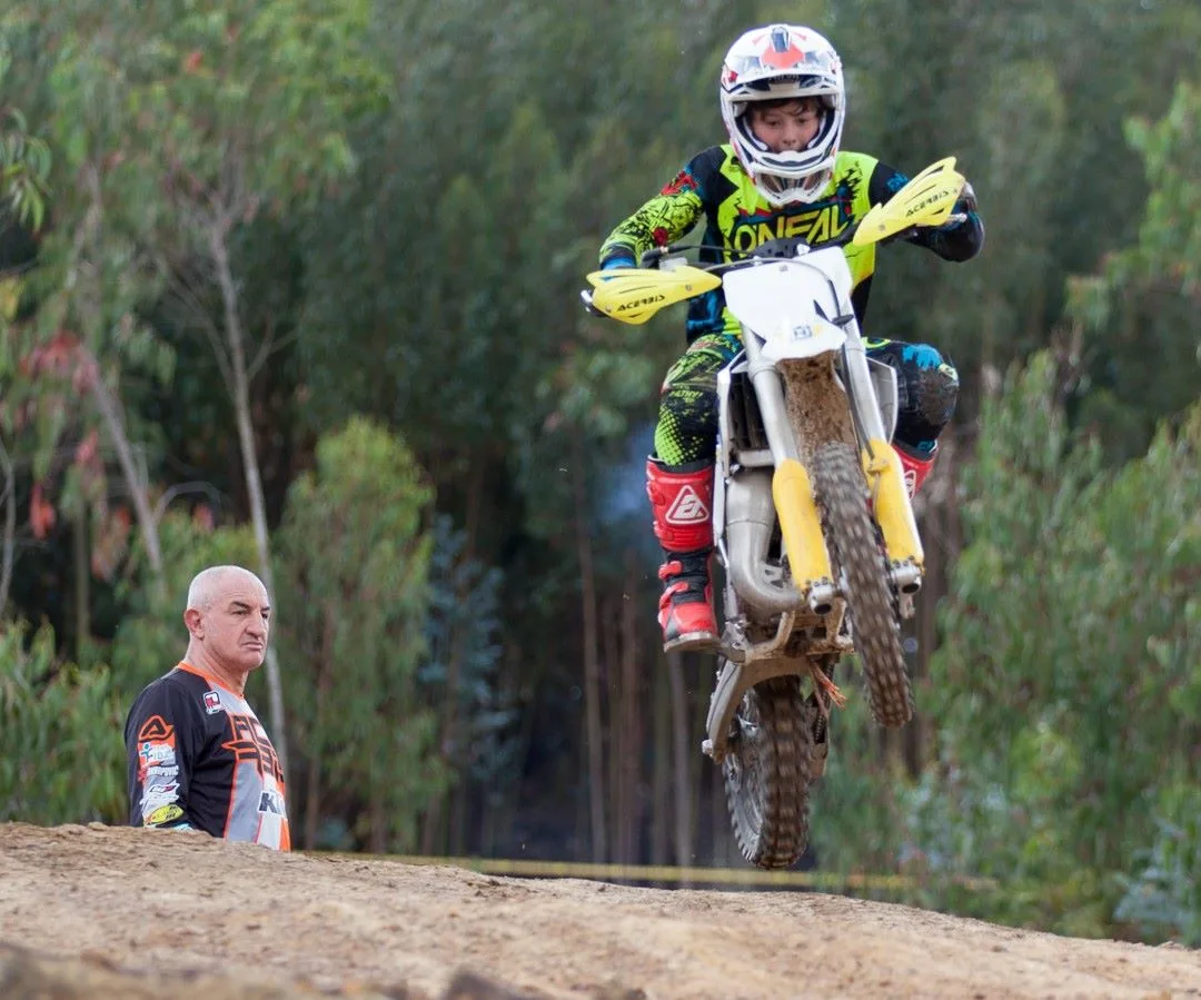 GIOVANNI SALA: LEYENDA DEL MOTOCICLISMO Y CAMPEÓN MUNDIAL DE ENDURO, ESTÁ EN COLOMBIA V12MAGAZINE Giovanni Sala, pentacampeón mundial de enduro y protagonista en el Rally Dakar 2006, vivirá la 'Aventura del Dorado' a bordo de una KTM. V12MAGAZINE