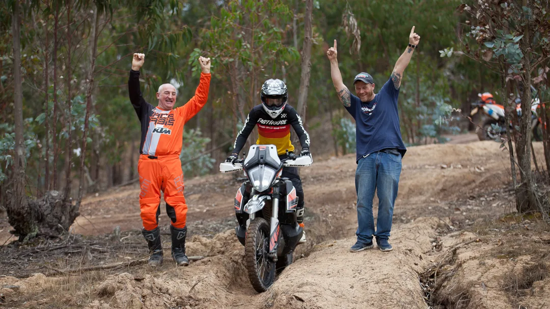 GIOVANNI SALA: LEYENDA DEL MOTOCICLISMO Y CAMPEÓN MUNDIAL DE ENDURO, ESTÁ EN COLOMBIA V12MAGAZINE Giovanni Sala, pentacampeón mundial de enduro y protagonista en el Rally Dakar 2006, vivirá la 'Aventura del Dorado' a bordo de una KTM. V12MAGAZINE
