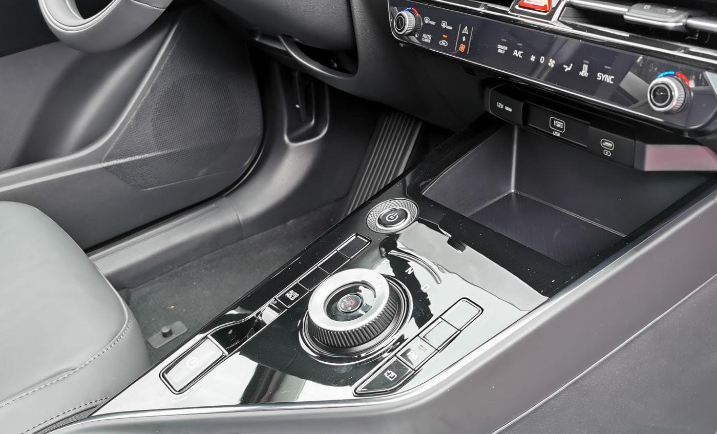KIA NIRO EV: El SUV ELÉCTRICO QUE LLEGA A COLOMBIA CON ESTILO Y EQUIPAMIENTO DE ALTO NIVEL V12MAGAZINE Kia Niro EV está equipado con una batería de iones de litio de última generación, con materiales reciclados y derroche de tecnología. V12MAGAZINE