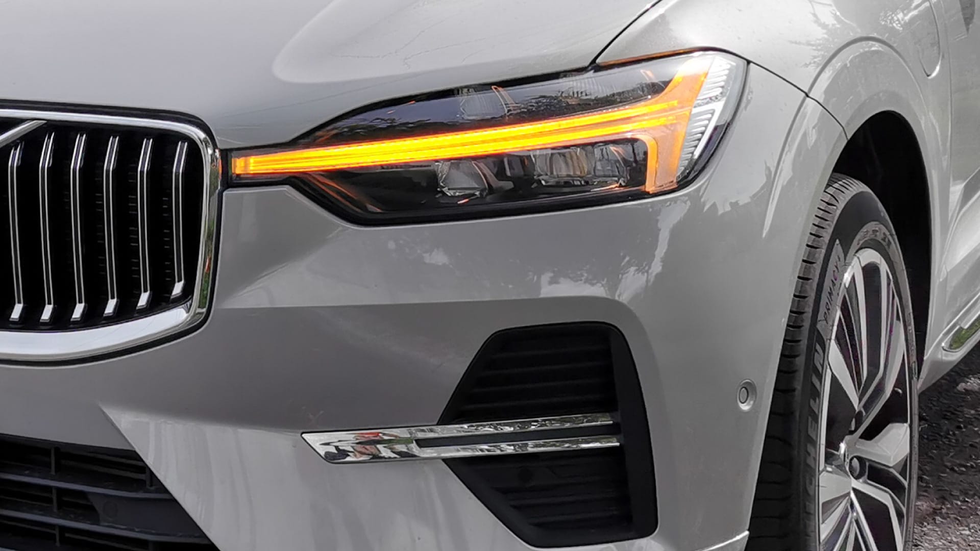 Detalles
Especiales /* widget: Hotspots */
#uc_hotspot_elementor_e65e5f35
{ position:relative;
}
#uc_hotspot_elementor_e65e5f35 img
{ display:block; width:100%;
}
#uc_hotspot_elementor_e65e5f35 .ue-hotspot-icon
{ display:inline-block; line-height:1em;
}
#uc_hotspot_elementor_e65e5f35 .ue-hotspot-icon svg
{ height:1em; width:1em;
}
#uc_hotspot_elementor_e65e5f35 .spot
{ display:flex; align-items:center; justify-content:center; text-align:center; cursor:pointer; position:absolute; transform:translate(-50%,-50%); padding-right:10px; padding-left:10px; box-sizing:border-box; transition:0.5s; line-height:1em;
}
#uc_hotspot_elementor_e65e5f35 .spot:hover
{ transform:translate(-50%,-50%) scale(0.9,0.9);
}
#uc_hotspot_elementor_e65e5f35 .spot:before
{ content: ''; display: inline-block; position: absolute; top: -2px; left: -2px; bottom: -2px; right: -2px; border-radius: inherit; border-width:1px; border-style:solid; -webkit-animation: btnIconRipple 2s cubic-bezier(0.23, 1, 0.32, 1) both infinite; animation: btnIconRipple 2s cubic-bezier(0.23, 1, 0.32, 1) both infinite;
}
@keyframes btnIconRipple { 0% { border-width: 4px; transform: scale(1); } 80% { border-width: 1px; transform: scale(1.35); } 100% { opacity: 0; }
}
#uc_hotspot_elementor_e65e5f35 .tooltipster-base
{ max-width:300px;
}
.tooltipster-sidetip .tooltipster-box { background: #000000 !important; border: 3px solid #000000 !important;
}
.tooltipster-sidetip .tooltipster-content
{ color: #ffffff !important;
}
.tooltipster-sidetip.tooltipster-bottom .tooltipster-arrow-background { border-bottom-color: #000000 !important;
}
.tooltipster-sidetip.tooltipster-left .tooltipster-arrow-background { border-left-color: #000000 !important;
}
.tooltipster-sidetip.tooltipster-right .tooltipster-arrow-background { border-right-color: #000000 !important;
}
.tooltipster-sidetip.tooltipster-top .tooltipster-arrow-background { border-top-color: #000000 !important;
}
.tooltipster-sidetip.tooltipster-bottom .tooltipster-arrow-border { border-bottom-color: #000000 !important;
}
.tooltipster-sidetip.tooltipster-left .tooltipster-arrow-border { border-left-color: #000000 !important;
}
.tooltipster-sidetip.tooltipster-right .tooltipster-arrow-border { border-right-color: #000000 !important;
}
.tooltipster-sidetip.tooltipster-top .tooltipster-arrow-border { border-top-color: #000000 !important;
}
.ue-popup-overlay
{ position:fixed; top:0; bottom:0; right:0; left:0; width:100%; display:none;
}
.item-popup
{ display:none; background-color:white; position:absolute; top:50%; left:50%; transform:translate(-50%,-50%); z-index:100000000;
}
.item-popup-title
{ justify-content:space-between; align-items:center; display:flex;
}
.item-popup-close
{ cursor:pointer;
}
.item-popup-text
{ padding:20px;
}
#uc_hotspot_elementor_e65e5f35 #uc_hotspot_elementor_e65e5f35_item1
{ text-decoration:none;
}
#uc_hotspot_elementor_e65e5f35 #uc_hotspot_elementor_e65e5f35_item2
{ text-decoration:none;
}
#uc_hotspot_elementor_e65e5f35 #uc_hotspot_elementor_e65e5f35_item3
{ text-decoration:none;
}
#uc_hotspot_elementor_e65e5f35 #uc_hotspot_elementor_e65e5f35_item4
{ text-decoration:none;
}
#uc_hotspot_elementor_e65e5f35 #uc_hotspot_elementor_e65e5f35_item5
{ text-decoration:none;
} <p> + Luces + Diseño + Sofisticación + Alta fidelidad + Palanca de cambios + LUCES X Los grupos ópticos delanteros y traseros tienen una firma lumínica definida: los delanteros son full led y hacen alusión al martillo de Thor. Las traseras, conservan el estilo de siempre, verticales tipo L, ubicados al extremo. + DISEÑO X La última actualización retocó la icónica parrilla, los parachoques delanteros y amplió las opciones en la paleta de colores e incluyó un nuevo estilo para los rines: Spoke Black Diamond Cut para su rin, un aro bitono de 20 pulgadas y 5 radios en forma de Y. ESTILO LATERAL X La versión Ultimate T8, cuenta con detalles especiales que realzan su sofisticación, como inserciones cromadas en la parrilla, en los costados del vehículo y en los bómperes delantero y trasero. Son detalles que sirven para identificarla. SISTEMA DE AUDIO X La Volvo XC60 cuenta con un sistema de audio de alta definición firmado por Bowers & Wilkins. Este sistema de 220 W con diez parlantes se acciona desde el volante, la pantalla central táctil o del dispositivo de control por voz. PALANCA DE CAMBIOS X Uno de los destalles especiales de este Volvo es su palanca de cambios elaborada a mano de cristal sólido por los artesanos cristaleros suecos de Orrefors. Es una pieza exclusiva y de artesanía que encaja perfectamente con la tecnología del vehículo. </p>
/* widget: Hotspots */
#uc_hotspot_elementor_9d2ad246
{ position:relative;
}
#uc_hotspot_elementor_9d2ad246 img
{ display:block; width:100%;
}
#uc_hotspot_elementor_9d2ad246 .ue-hotspot-icon
{ display:inline-block; line-height:1em;
}
#uc_hotspot_elementor_9d2ad246 .ue-hotspot-icon svg
{ height:1em; width:1em;
}
#uc_hotspot_elementor_9d2ad246 .spot
{ display:flex; align-items:center; justify-content:center; text-align:center; cursor:pointer; position:absolute; transform:translate(-50%,-50%); padding-right:10px; padding-left:10px; box-sizing:border-box; transition:0.5s; line-height:1em;
}
#uc_hotspot_elementor_9d2ad246 .spot:hover
{ transform:translate(-50%,-50%) scale(0.9,0.9);
}
#uc_hotspot_elementor_9d2ad246 .spot:before
{ content: ''; display: inline-block; position: absolute; top: -2px; left: -2px; bottom: -2px; right: -2px; border-radius: inherit; border-width:1px; border-style:solid; -webkit-animation: btnIconRipple 2s cubic-bezier(0.23, 1, 0.32, 1) both infinite; animation: btnIconRipple 2s cubic-bezier(0.23, 1, 0.32, 1) both infinite;
}
@keyframes btnIconRipple { 0% { border-width: 4px; transform: scale(1); } 80% { border-width: 1px; transform: scale(1.35); } 100% { opacity: 0; }
}
#uc_hotspot_elementor_9d2ad246 .tooltipster-base
{ max-width:300px;
}
.tooltipster-sidetip .tooltipster-box { background: #000000 !important; border: 3px solid #000000 !important;
}
.tooltipster-sidetip .tooltipster-content
{ color: #ffffff !important;
}
.tooltipster-sidetip.tooltipster-bottom .tooltipster-arrow-background { border-bottom-color: #000000 !important;
}
.tooltipster-sidetip.tooltipster-left .tooltipster-arrow-background { border-left-color: #000000 !important;
}
.tooltipster-sidetip.tooltipster-right .tooltipster-arrow-background { border-right-color: #000000 !important;
}
.tooltipster-sidetip.tooltipster-top .tooltipster-arrow-background { border-top-color: #000000 !important;
}
.tooltipster-sidetip.tooltipster-bottom .tooltipster-arrow-border { border-bottom-color: #000000 !important;
}
.tooltipster-sidetip.tooltipster-left .tooltipster-arrow-border { border-left-color: #000000 !important;
}
.tooltipster-sidetip.tooltipster-right .tooltipster-arrow-border { border-right-color: #000000 !important;
}
.tooltipster-sidetip.tooltipster-top .tooltipster-arrow-border { border-top-color: #000000 !important;
}
.ue-popup-overlay
{ position:fixed; top:0; bottom:0; right:0; left:0; width:100%; display:none;
}
.item-popup
{ display:none; background-color:white; position:absolute; top:50%; left:50%; transform:translate(-50%,-50%); z-index:100000000;
}
.item-popup-title
{ justify-content:space-between; align-items:center; display:flex;
}
.item-popup-close
{ cursor:pointer;
}
.item-popup-text
{ padding:20px;
}
#uc_hotspot_elementor_9d2ad246 #uc_hotspot_elementor_9d2ad246_item1
{ text-decoration:none;
}
#uc_hotspot_elementor_9d2ad246 #uc_hotspot_elementor_9d2ad246_item2
{ text-decoration:none;
}
#uc_hotspot_elementor_9d2ad246 #uc_hotspot_elementor_9d2ad246_item3
{ text-decoration:none;
}
#uc_hotspot_elementor_9d2ad246 #uc_hotspot_elementor_9d2ad246_item4
{ text-decoration:none;
}
#uc_hotspot_elementor_9d2ad246 #uc_hotspot_elementor_9d2ad246_item5
{ text-decoration:none;
} <p> + Luces + Diseño + Sofisticación + Alta fidelidad + Palanca de cambios + LUCES X Los grupos ópticos delanteros y traseros tienen una firma lumínica definida: los delanteros son full led y hacen alusión al martillo de Thor. Las traseras, conservan el estilo de siempre, verticales tipo L, ubicados al extremo. + DISEÑO X La última actualización retocó la icónica parrilla, los parachoques delanteros y amplió las opciones en la paleta de colores e incluyó un nuevo estilo para los rines: Spoke Black Diamond Cut para su rin, un aro bitono de 20 pulgadas y 5 radios en forma de Y. ESTILO LATERAL X La versión Ultimate T8, cuenta con detalles especiales que realzan su sofisticación, como inserciones cromadas en la parrilla, en los costados del vehículo y en los bómperes delantero y trasero. Son detalles que sirven para identificarla. SISTEMA DE AUDIO X La Volvo XC60 cuenta con un sistema de audio de alta definición firmado por Bowers & Wilkins. Este sistema de 220 W con diez parlantes se acciona desde el volante, la pantalla central táctil o del dispositivo de control por voz. PALANCA DE CAMBIOS X Uno de los destalles especiales de este Volvo es su palanca de cambios elaborada a mano de cristal sólido por los artesanos cristaleros suecos de Orrefors. Es una pieza exclusiva y de artesanía que encaja perfectamente con la tecnología del vehículo. </p>
<p> Pág 27 / 42 </p> V12MAGAZINE