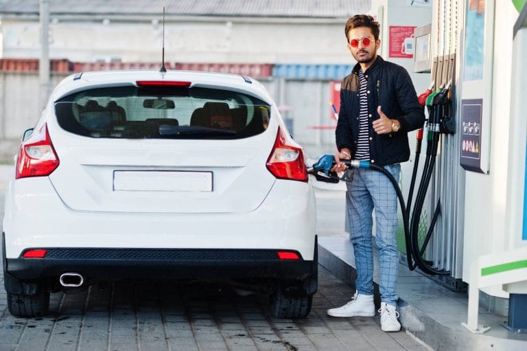 hombre-sur-asia-o-hombre-indio-repostando-su-auto-blanco-gasolinera