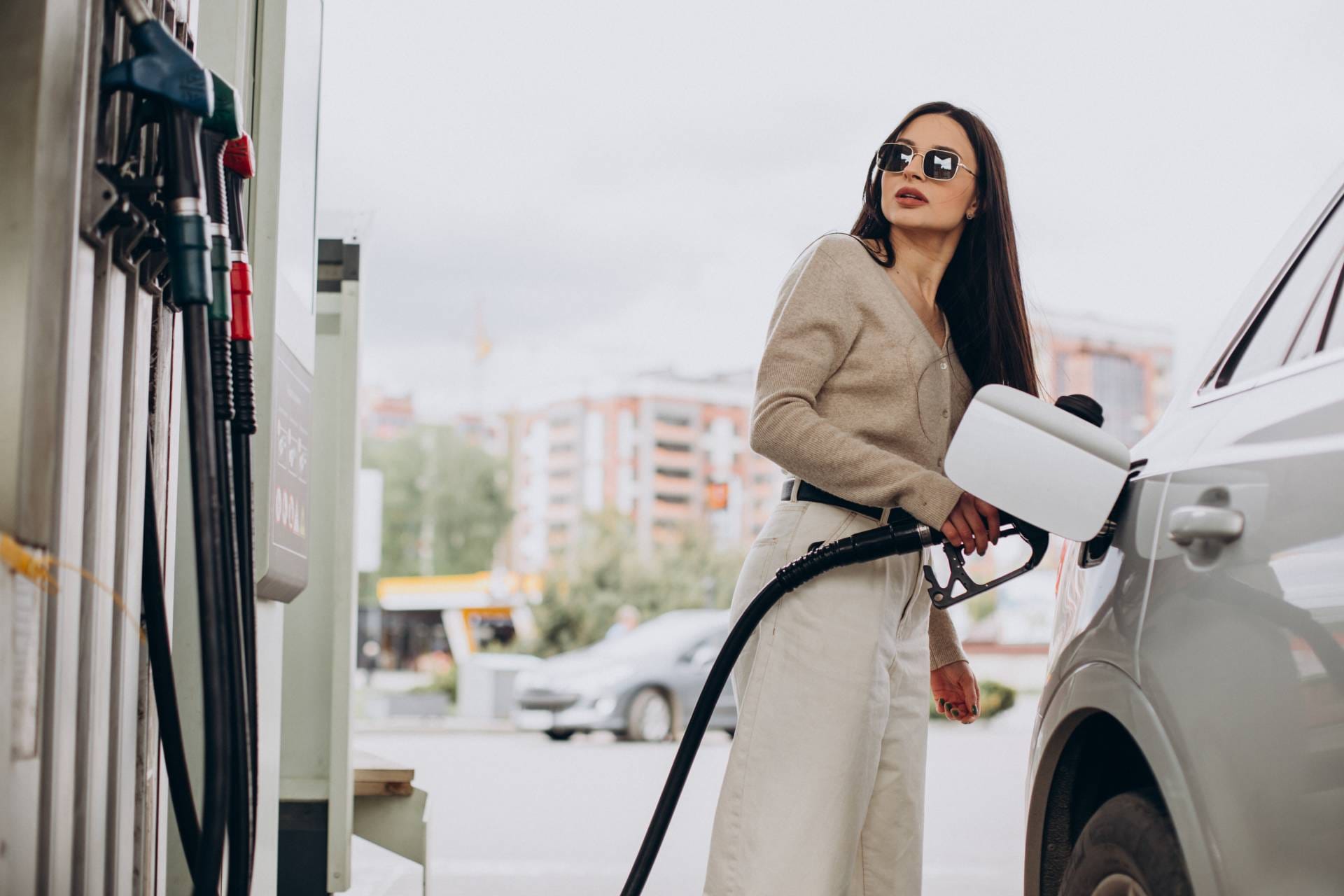 ¿QUIERE AHORRAR GASOLINA? ESTOS SIETE CONSEJOS LE PUEDEN SER ÚTILES V12MAGAZINE Para tener una mejor eficiencia de la gasolina es importante tener una velocidad constante, trazar la ruta con anticipación y cuidar el peso de la carga. V12MAGAZINE