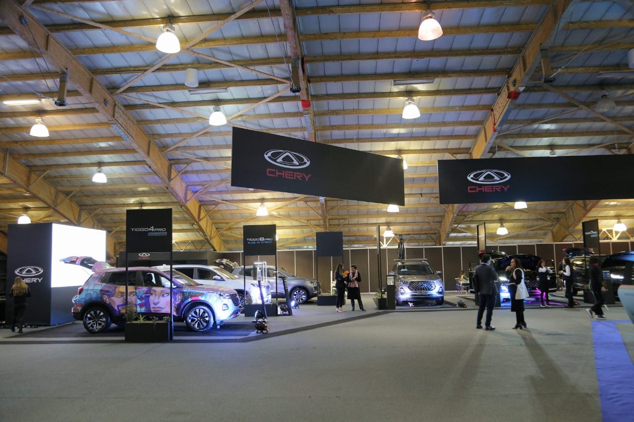 CHERY LA REVELACIÓN EN EL SALÓN DEL AUTOMÓVIL DE BOGOTÁ V12MAGAZINE Chery está a la vanguardia de los Vehículos de Nueva Energía (NEV) desde el comienzo, con inversiones importantes en tecnología e innovación. V12MAGAZINE