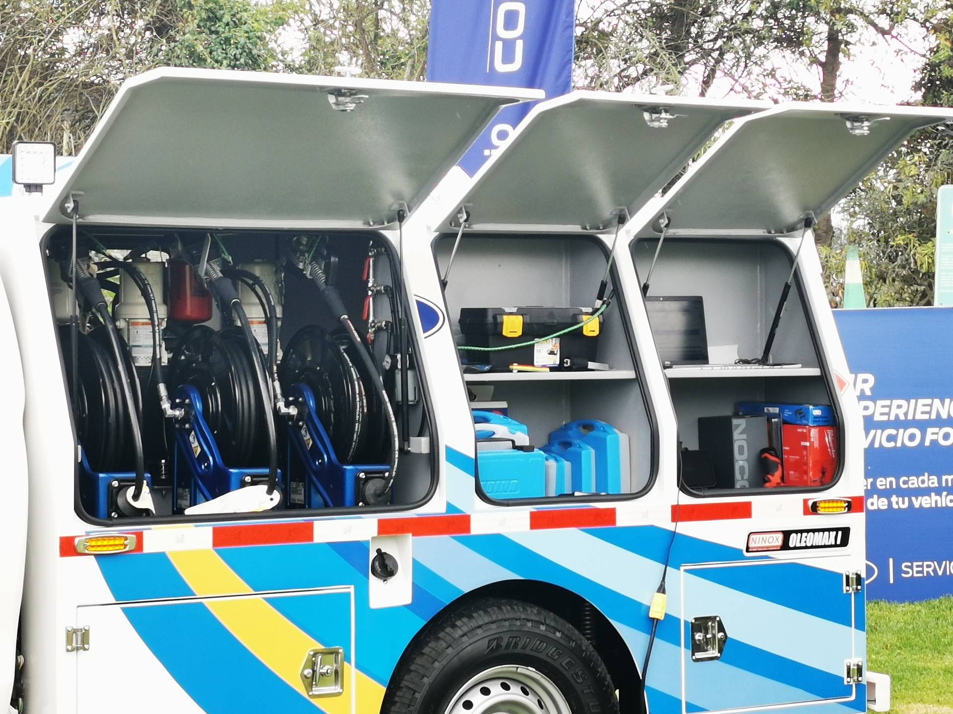 ESTE ES EL PRIMER TALLER MÓVIL FORD, UNA INTERESANTE PROPUESTA DE AUTOMOTORES COMAGRO V12MAGAZINE Automotores Comagro lanzó de la mano de Ford Motor Colombia su primer Taller Móvil en el país. Una unidad. Montada sobre una Ford Ranger Chasis XL, que gracias a sus flexibilidades y capacidad de carga cuenta con el equipamiento requerido de herramientas, carrocería y equipo especializado para prestar el servicio de mantenimiento en cualquier lugar como si fuera en un taller convencional. V12MAGAZINE