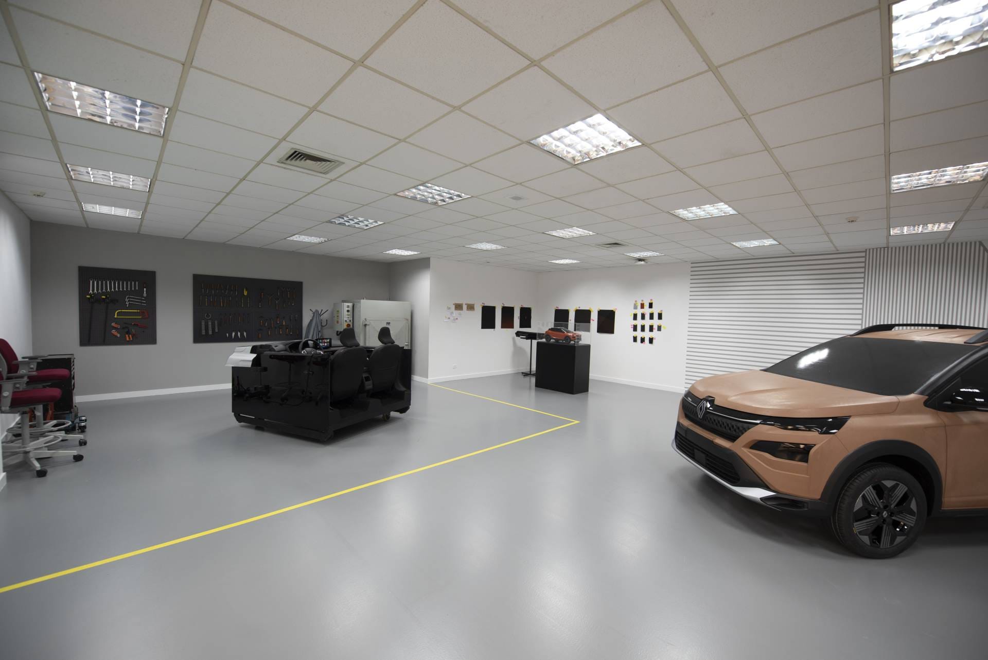 RENAULT DESIGN CENTER LATAM INAUGURA NUEVAS INSTALACIONES EN EL COMPLEJO AYRTON SENNA EN BRASIL V12MAGAZINE Renault Design Center inaugura su nuevo centro para Latinoamérica (RCDL) en el Complejo Ayrton Senna, en São José dos Pinhais. V12MAGAZINE