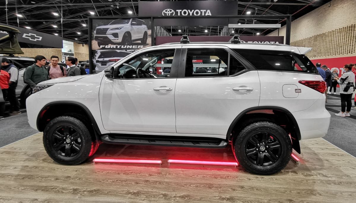 TOYOTA SORPRENDE CON LA TUNDRA, UNA PICKUP DE GRAN TAMAÑO. PERO, TAMBIÉN HUBO SORPRESAS. ¡ESTAS SON! V12MAGAZINE Toyota Colombia sigue ampliando su portafolio y, además de la Tundra, presentó una edición especial de la Fortuner y la Toyota 70. V12MAGAZINE