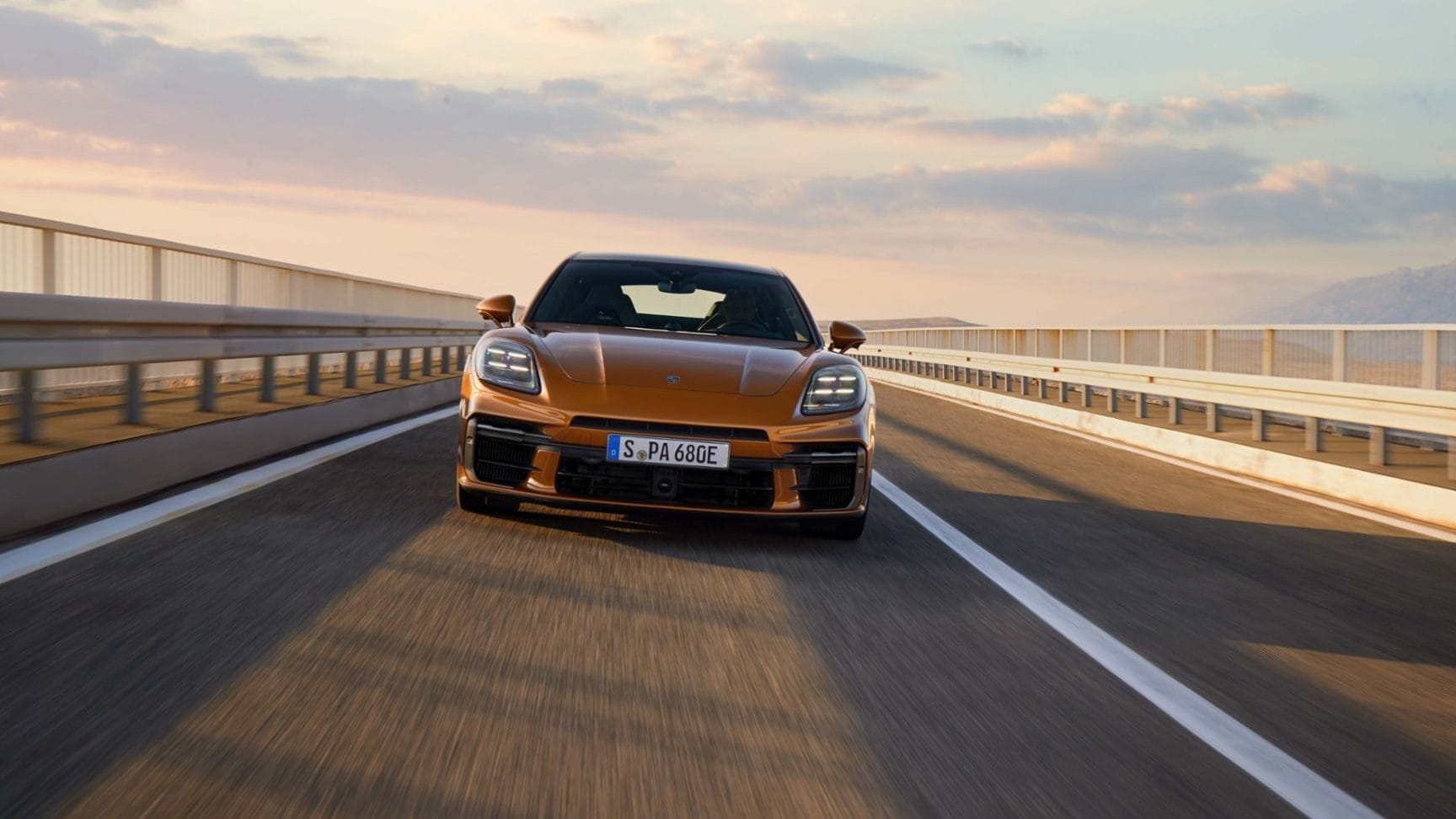 PORSCHE PANAMERA 2024: LA BERLINA QUE LO TIENE TODO. REPASO POR LAS NOVEDADES DE LA TERCERA GENERACIÓN. V12MAGAZINE Porsche Panamera 2024 (tercera generación) se caracteriza por ofrecer una gama más variada, nuevas unciones digitales y un diseño expresivo. V12MAGAZINE