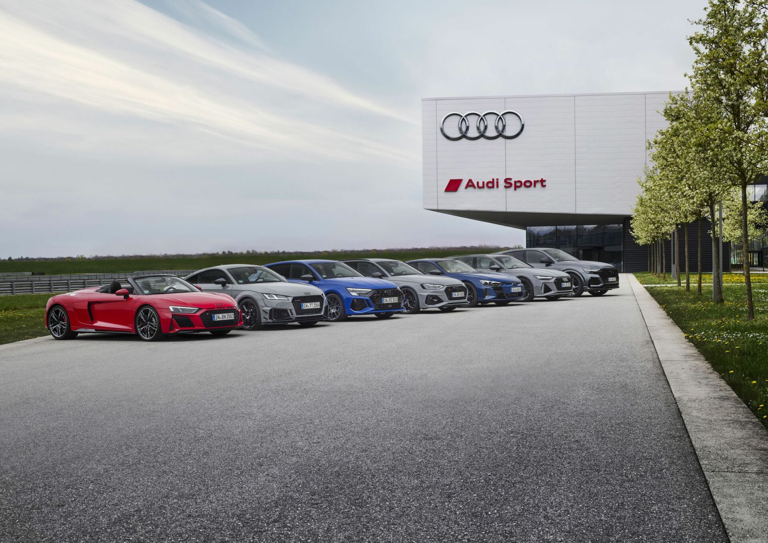Audi Sport GMBH, filial de AUDI AG, está de plácemes al celebrar su 40 aniversario. Esta división es la responsable de la imagen deportiva de la marca. V12MAGAZINE
