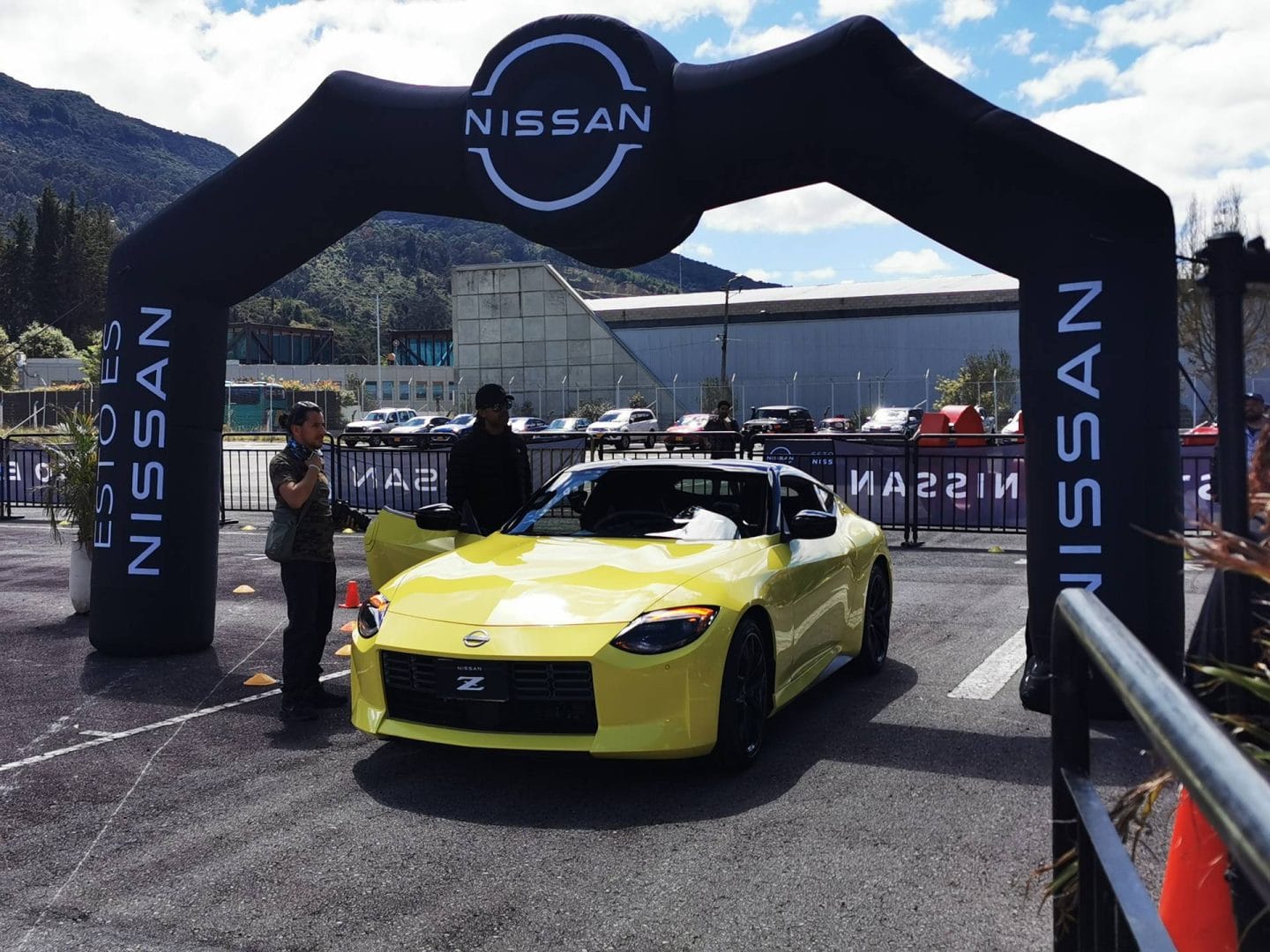 ESTE ES EL NISSAN Z 2024, UN DEPORTIVO DE CLASE, POTENTE Y EFICIENTE. LO MANEJAMOS EN SU PASO POR COLOMBIA V12MAGAZINE Nissan Z