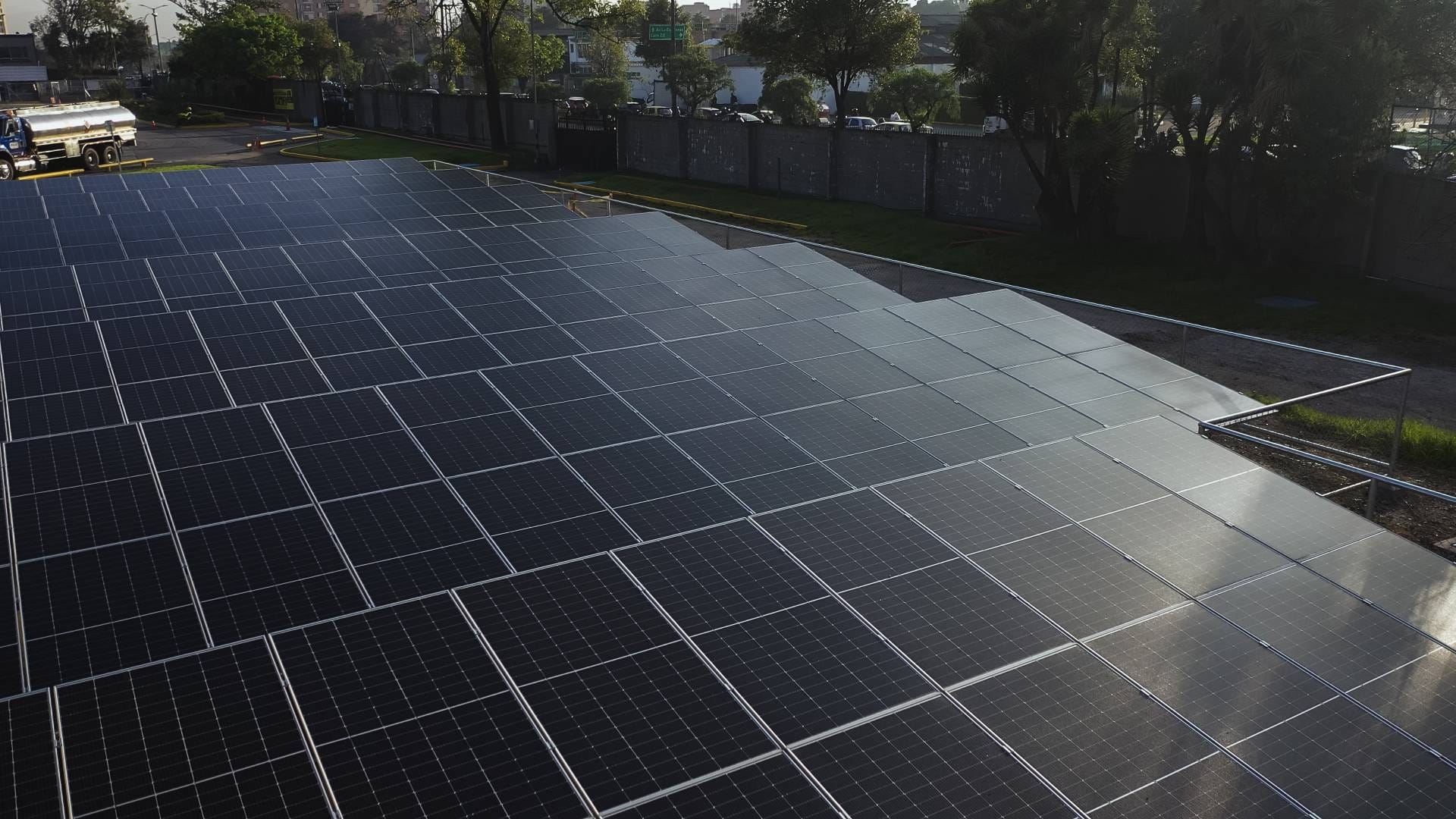 PRIMAX COLOMBIA GENERARÁ SU PROPIA ENERGÍA ELÉCTRICA GRACIAS A 1.200 PANELES SOLARES V12MAGAZINE Primax generará un ahorro energético del 40% en cuatro de sus terminales y eliminará 1.300 toneladas de CO2. V12MAGAZINE