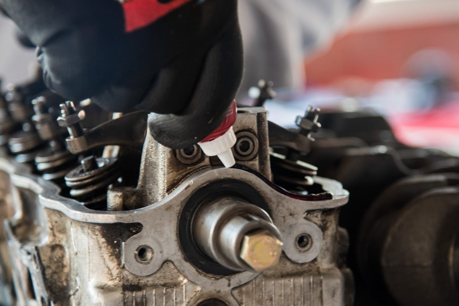 LOCTITE LLEGA AL AUTOMOVILISMO COLOMBIANO APOYANDO A LA ESCUDERÍA CALI V12MAGAZINE Loctite es una marca de la firma alemana Henkel, que provee tecnologías adhesivas a competencias como Fórmula 1, Dakar y Fórmula E. V12MAGAZINE