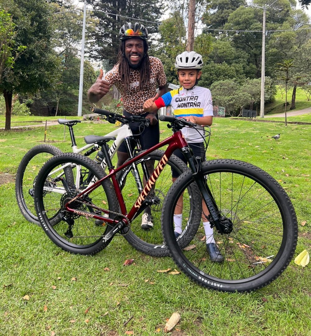LA NAVIDAD LLEGA EN DOS RUEDAS A COLOMBIA: SPECIALIZED APOYA A LOS FUTUROS TALENTOS V12MAGAZINE La Navidad le llegó al niño Santiago Ayure, que desde sus 10 años da pasos agigantados para lograr sus metas. V12MAGAZINE